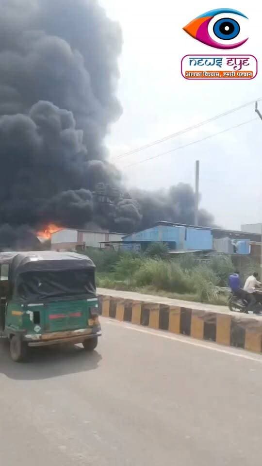 उत्तर प्रदेश के हापुड़ की केमिकल फैक्ट्री में लगी भीषण आग, दमकल की गाड़ियां आग बुझाने में जुटीं। धौलाना थाना क्षेत्र के यूपीएसआईडीसी फेस वन में स्थित त्रिवेणी केमिकल फैक्ट्री में लगी है आग
#fire #alert