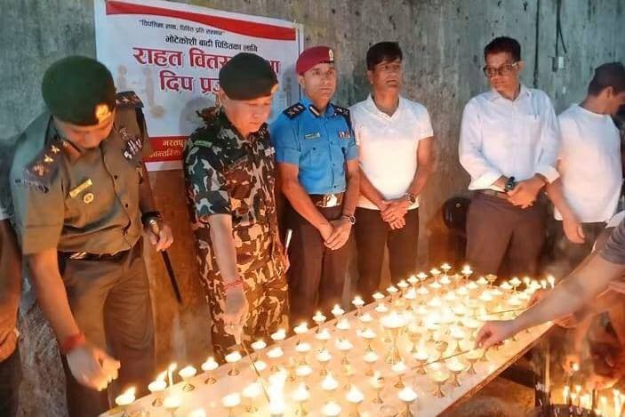 कैद की दीवारों के पार मानवता: चितवन के बंदियों ने रसुवा बाढ़ पीड़ितों के लिए दी 3.66 लाख की मदद
चितवन। नेपाल के चितवन जिला कारागार के बंदियों ने मानवता की मिसाल पेश करते हुए रसुवा बाढ़ पीड़ितों की सहायता के लिए अपने हाथों से बेड-बिस्तर तैयार कर प्रदान किए। कारागार परिसर में आयोजित समारोह में जिल्ला प्रमुख अधिकारी गणेश अर्याल ने बंदियों के इस सेवा भाव की सराहना करते हुए आत्मीय आभार व्यक्त किया।
वक्ताओं ने आपदा की घड़ी में बंदियों के इस प्रेरणादायी प्रयास की प्रशंसा की। कार्यक्रम में बाढ़ में मृतकों की आत्मा की शांति के लिए दीप प्रज्वलित कर प्रार्थना की गई। बंदियों द्वारा निर्मित करीब 3 लाख 66 हजार रुपये मूल्य की सामग्री बाढ़ पीड़ितों को प्रदान की गई। समारोह में नेपाली सेना, प्रहरी, समाजसेवी, संचारकर्मी और विभिन्न निकायों के प्रतिनिधि मौजूद रहे।