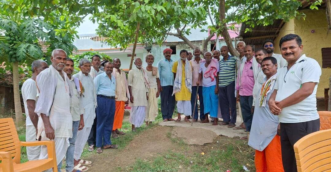 पुरानी परंपरा मानजनी प्रथा को पुनर्जीवित करने का सामूहिक पहल
बरियारपुर गोट में कानू कल्याण महासभा, सीतामढ़ी के तत्वावधान में कानू समाज के विभिन्न गांवों के मानजनों की बैठक आयोजित की गई। बैठक में वर्षों से चले आ रहे आपसी मतभेद और मनमुटाव को भुलाकर एकता, सामाजिक समरसता एवं भाईचारे के साथ एकजुट होकर आगे बढ़ने का निर्णय लिया गया। बताया गया कि बरियारपुर और भलहा-भलही के मानजनों के बीच काफी लंबे समय से चले आ रहे आपसी मनमुटाव के कारण आसपास के कई गांव प्रभावित थे। इसी वजह से वर्षों से चली आ रही ढेरी भोज (मानजनी प्रथा) भी बंद हो गई थी। बैठक में सभी पक्षों ने आपसी संवाद चर्चा के माध्यम से तालमेल स्थापित कर मनमुटाव समाप्त कर मानजनी प्रथा को पुनर्जीवित करने पर सहमति जताई। पूर्व सैनिक अनिल कुमार ने विभिन्न पक्षों के बीच समन्वय स्थापित करने में महत्वपूर्ण भूमिका निभाई। उपस्थित मानजनों ने पहल का स्वागत करते हुए सुख-दुख में एक-दूसरे का सहयोग करने तथा सामाजिक एकता मजबूत करने का संकल्प लिया। इस सामाजिक अनोखा पहल को समाज में नई शुरुआत के रूप में देखा जा रहा है। दशकों से चले आ रहे मतभेद और मनमुटाव को पीछे छोड़कर सभी मानजनों का एक मंच पर आना सामाजिक सद्भाव और भाईचारे का सकारात्मक संदेश देता है। बैठक में दशरथ साह, कपिल साह, राजदेव साह, सीताराम साह, ललन साह, रामबाबू साह, जय मंगल साह, मानधारी साह, राजाराम साह, रामचन्द्र साह, शिवजी साह, शंकर साह समेत अन्य प्रबुद्धजन उपस्थित रहे।