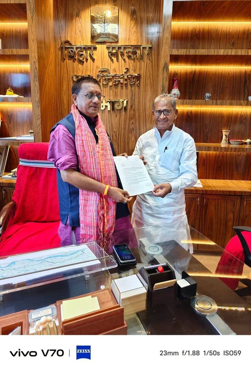 रीगा के विकास को लेकर विधायक बैद्यनाथ प्रसाद की पहल!
रीगा विधायक बैद्यनाथ प्रसाद ने पथ निर्माण विभाग के मंत्री से मुलाकात कर क्षेत्र की लंबित सड़क योजनाओं पर सकारात्मक चर्चा की।
खास तौर पर परसौनी मार्ग के बेल डुवरवाना (बैरगनिया) में रेलवे लाइन के ऊपर ROB निर्माण को लेकर भी महत्वपूर्ण बातचीत हुई।
#Riga #Bairgania #Sitamarhi #ROB #RoadDevelopment #BaidyanathPrasad