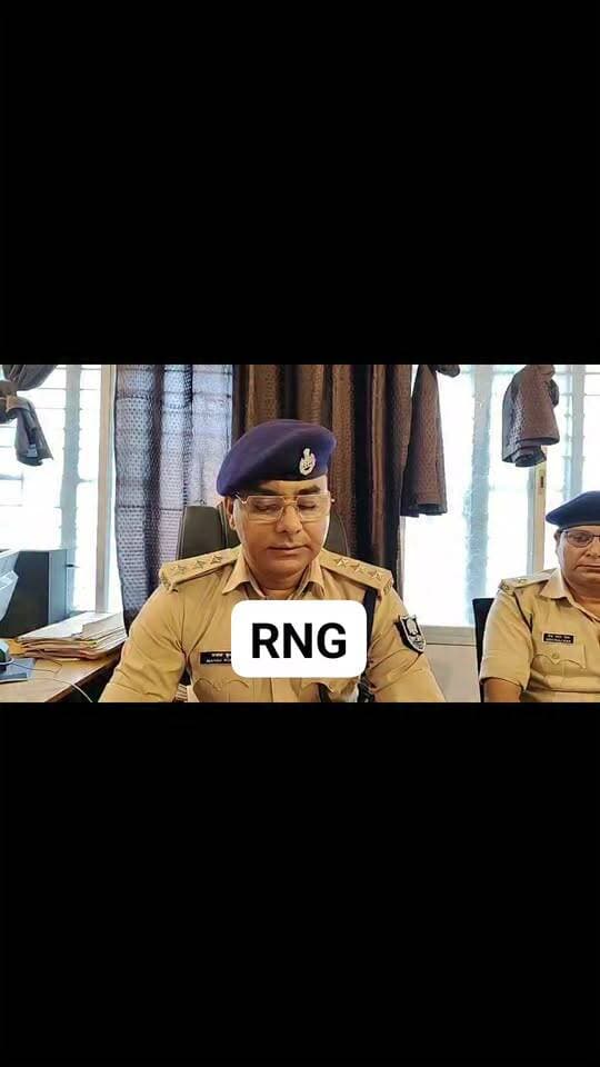 भोजपुर पुलिस की नशे के विरुद्ध बड़ी कार्रवाई दो अलग-अलग मामलों में करीब 25 किलोग्राम गांजा जैसा मादक पदार्थ बरामद, 02 अभियुक्त गिरफ्तार।
घटना का विवरण :-
< अवैध मादक पदार्थों के विरुद्ध चलाए जा रहे विशेष अभियान के तहत दिनांक 08.09.2026 को MANAS National Narcotics Helpline के माध्यम से आरा नगर थाना को अवैध मादक पदार्थ की सूचना प्राप्त हुई और चरपोखरी थाना पुलिस को गड़हनी बाजार स्थित एक दुकान में चोरी-छिपे गांजा बिक्री का गुप्त सूचना प्राप्त हुई।
भोजपुर पुलिस की कार्रवाई :-
प्राप्त सूचना के सत्यापन एवं आवश्यक कार्रवाई हेतु पुलिस अधीक्षक, भोजपुर के निदेशानुसार अनुमंडल पुलिस पदाधिकारी के नेतृत्व में एक विशेष छापेमारी टीम का गठन किया गया। गठित टीम द्वारा गणेश कुमार उर्फ खटाई, पिता- स्व० शिवनाथ, साकिन- शिवगंज, शीतल टोला, आरा नगर, जिला- भोजपुर के घर की विधिवत तलाशी ली गई। तलाशी के दौरान घर से करीब 25 किलोग्राम गांजा जैसा मादक पदार्थ, इलेक्ट्रॉनिक तराजू एवं अन्य सामग्री बरामद की गई। बरामद मादक पदार्थ एवं अन्य सामग्री को विधिसम्मत प्रक्रिया के तहत जब्त करते हुए मामले में संलिप्त गणेश कुमार उर्फ खटाई को गिरफ्तार कर लिया गया।
विशेष छापेमारी टीम द्वारा चरपोखरी थाना क्षेत्र के सूचना पर त्वरित कार्रवाई करते हुए मजिस्ट्रेट की उपस्थिति में मो. बसीर उर्फ मंगल मियां की दुकान की विधिवत तलाशी ली गई। तलाशी के दौरान दुकान से 63.24 ग्राम गांजा जैसा मादक पदार्थ बरामद किया गया। मामले में संलिप्त अभियुक्त मो. बसीर उर्फ मंगल मियां, पिता- मंगरू सिद्दीकी, साकिन- गड़हनी, थाना-
चरपोखरी, जिला- भोजपुर को गिरफ्तार कर लिया गया।
इस संबंध में आरा नगर थाना कांड संख्या- 616/26, दिनांक 08.09.2026 धारा-20(b)(ii)(c)/29 NDPS Act के तहत प्राथमिकी दर्ज कर अग्रेतर कानूनी कार्रवाई की