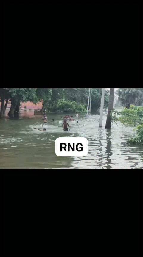 स्लग। बाढ़ पीड़ितों के बीच पहुंचे भाजपा चिकित्सा मंच के जिला अध्यक्ष बाटी दवाएं,
एंकर। गंगा का जलस्तर भोजपुर जिले में अभी स्थिर है. कई लोग बांध पर शरण लिए हुए हैं। जहां एक तरफ जिला प्रशासन को राहत सामग्री देने का काम कर रही है । वहीं दूसरी तरफ बुधवार को भाजपा चिकित्सा मंच के जिला अध्यक्ष डॉक्टर के एन सिन्हा आरा शहर के मझोवा उजियार टोला सहित कई इलाकों में जाकर बाढ़ पीड़ितों को निशुल्क दवा का वितरण किया। काफी संख्या में और अन्य रोगों से संबंधित दवा को लिया. जिला अध्यक्ष डॉक्टर केएन सिन्हा ने बताया कि जहां एक तरफ बिहार सरकार भी बाढ़ पीड़ितों की मदद कर रही है वही मैं भी पीड़ितों पीड़ितों के बीच लगातार जाकर दवा निशुल्क बांटने का काम कर रहा हूं और संस्थाओं को भी आगे आने की जरूरत है.