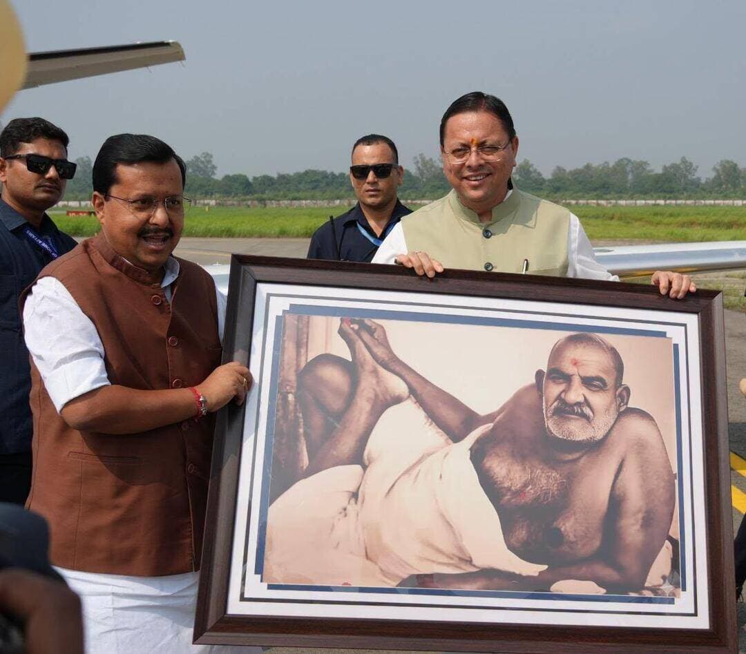 भाजपा के राष्ट्रीय अध्यक्ष नितिन नबीन के पंतनगर एयरपोर्ट पर पहुंचने पर सीएम पुष्कर सिंह धामी व अन्य ने किया स्वागत।