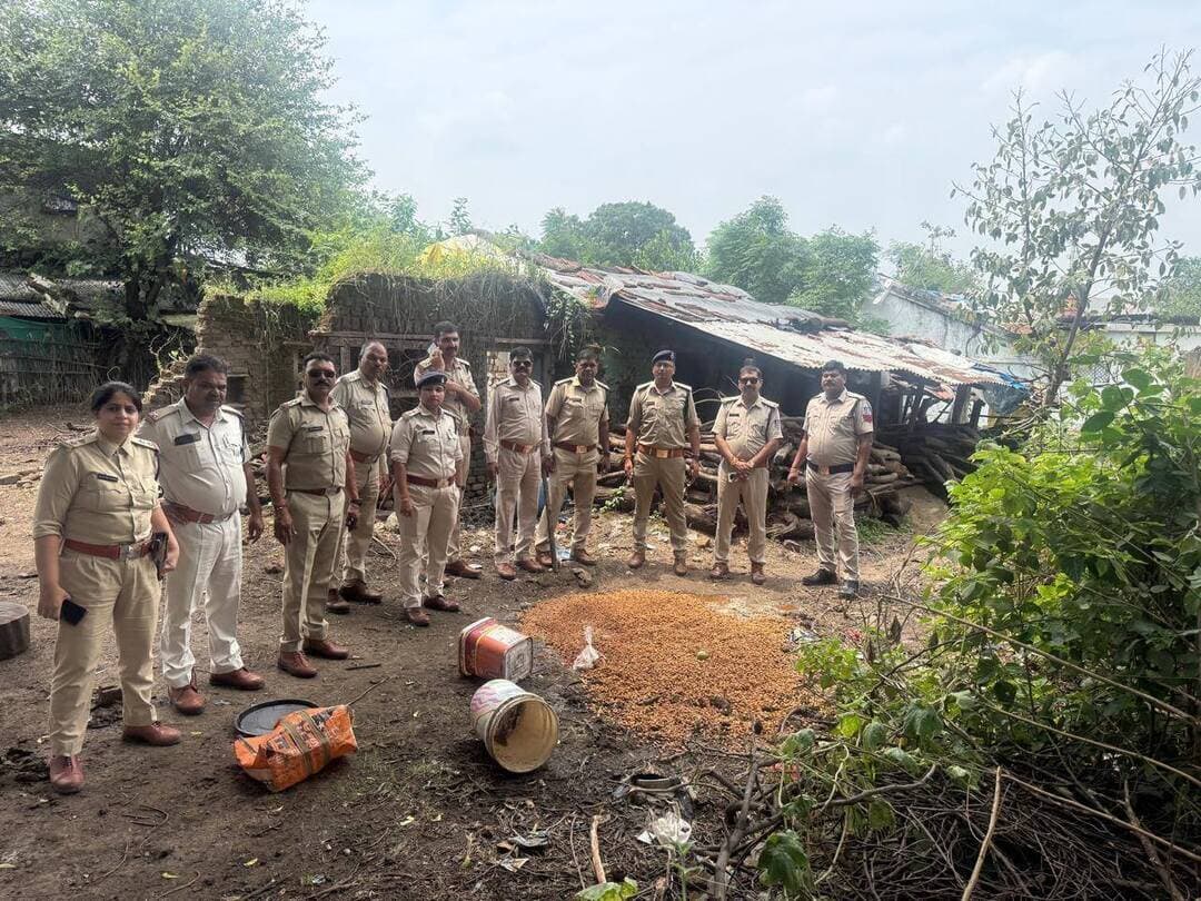 देवास में अवैध शराब के खिलाफ बड़ी कार्रवाई, ₹11.50 लाख की सामग्री जब्त
3650 किलो महुआ लाहन, 80 लीटर हाथभट्टी और 58 लीटर विदेशी शराब बरामद, आर्टिगा वाहन भी जब्त
देवास। जिले में अवैध शराब के निर्माण, संग्रहण और परिवहन के खिलाफ आबकारी विभाग और पुलिस ने संयुक्त रूप से बड़ी कार्रवाई की। 8 सितंबर को देवास के खटम्बा सहित कन्नौद, खातेगांव, नेमावर और सतवास क्षेत्र में अलग-अलग स्थानों पर की गई कार्रवाई में करीब 3650 किलोग्राम महुआ लाहन, 80 लीटर हाथभट्टी मदिरा और 58 लीटर विदेशी मदिरा जब्त की गई। कार्रवाई में आर्टिगा कार क्रमांक MP09DR3096 भी जब्त की गई है।
आबकारी विभाग के अनुसार जब्त सामग्री की अनुमानित कीमत 11 लाख 50 हजार रुपये है। कार्रवाई के दौरान मध्यप्रदेश आबकारी अधिनियम 1915 की विभिन्न धाराओं के तहत कुल 12 प्रकरण दर्ज किए गए। इनमें धारा 34(1)(क) के तहत 11 प्रकरण और धारा 34(2) के तहत विदेशी मदिरा से संबंधित 1 प्रकरण शामिल है।
इन इलाकों में हुई कार्रवाई
संयुक्त टीम ने खटम्बा, सोनखेड़ी, हरिजन बस्ती, सीकलीगर मोहल्ला, सतवास, पीपलकोटा, खातेगांव और नेमावर सहित अन्य स्थानों पर दबिश दी। कार्रवाई के दौरान अवैध रूप से संग्रहित महुआ लाहन और शराब बरामद की गई।
यह कार्रवाई आबकारी आयुक्त मध्यप्रदेश के निर्देश पर कलेक्टर ऋतुराज सिंह के निर्देशन तथा जिला आबकारी अधिकारी बसंती भूरिया के मार्गदर्शन में की गई।
अभियान में आबकारी विभाग के अधिकारियों-कर्मचारियों के साथ खातेगांव, नेमावर और सतवास पुलिस बल की भूमिका रही। विभाग ने स्पष्ट किया है कि जिले में अवैध मदिरा के निर्माण, संग्रहण और परिवहन के खिलाफ इस तरह की कार्रवाई आगे भी लगातार जारी रहेगी।
👉 12 प्रकरण दर्ज
👉 ₹11.50 लाख की सामग्री जब्त
👉 3650 किलो महुआ लाहन बरामद
👉 138 लीटर शराब जब्त
👉 आर्टिगा वाहन MP09DR3096 जब्त
