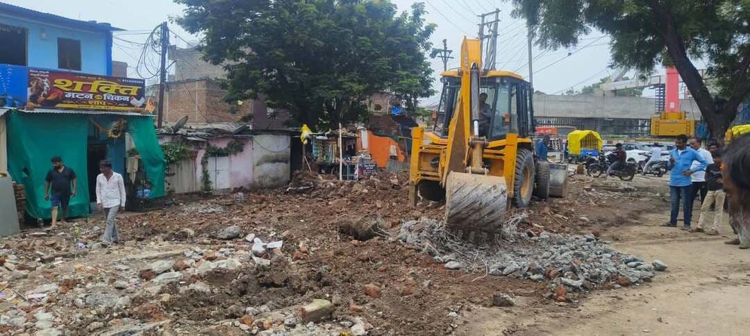 मुसाखेड़ी में चला बुलडोजर, मटन मार्केट का बदला नजारा
अतिक्रमण के बाद जमा मलबा भी हटाया, खुला-खुला नजर आया पूरा इलाका
नितिन चंदेल | रिपोर्ट
इंदौर। मुसाखेड़ी चौराहे पर अतिक्रमण हटाने की कार्रवाई के बाद अब मटन मार्केट का नजारा भी पूरी तरह बदला हुआ दिखाई दे रहा है। अतिक्रमण के दौरान टूटे दुकानों के हिस्सों और सड़क किनारे जमा मलबे को बुलडोजर की मदद से हटाया गया। इसके बाद पूरे क्षेत्र की सफाई कराई गई, जिससे बाजार का हिस्सा पहले की तुलना में काफी खुला और व्यवस्थित नजर आने लगा।
मलबा हटाने की कार्रवाई के दौरान मौके पर लोगों की भीड़ भी जमा रही। बुलडोजर से सड़क किनारे पड़े मलबे को हटाए जाने के बाद आवाजाही के लिए जगह खुली दिखाई दी। कार्रवाई के बाद साफ-सफाई होने से आसपास के क्षेत्र की तस्वीर भी बदली नजर आई।
मुसाखेड़ी चौराहे पर अतिक्रमण हटाने के बाद मटन मार्केट में हुई सफाई और मलबा हटाने की कार्रवाई फिलहाल स्थानीय लोगों के बीच चर्चा का विषय बनी हुई है। जहां कुछ समय पहले तक सड़क किनारे अव्यवस्था और मलबा नजर आ रहा था, वहीं अब वही इलाका काफी खुला-खुला दिखाई दे रहा है।