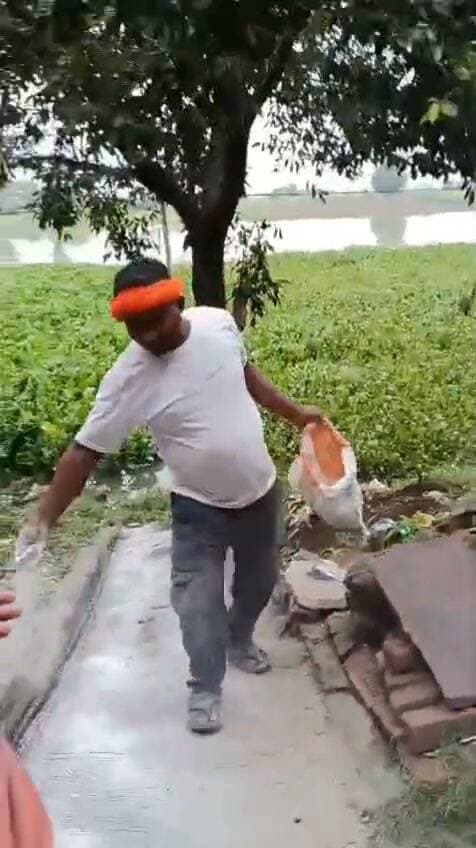 #ग्राम पंचायत परमानंदपुर हसनपुरा बिरोपुर में ब्लीचिंग पाउडर का छिड़काव
बाढ़ प्रभावित क्षेत्रों में स्वच्छता और संक्रमण से बचाव के लिए ग्राम पंचायत परमानंदपुर में ब्लीचिंग पाउडर का छिड़काव कराया गया।
जलभराव वाले स्थानों, गलियों और आसपास के क्षेत्रों में ब्लीचिंग पाउडर का छिड़काव कर संक्रमण फैलने की आशंका को कम करने का प्रयास किया गया। बाढ़ के बाद जलभराव वाले क्षेत्रों में ब्लीचिंग पाउडर और चूने का छिड़काव बीमारी की रोकथाम के लिए किया जाता है। #GhazipurNews