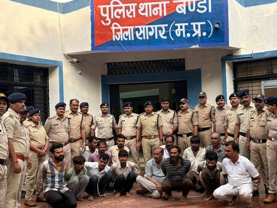 थाना बण्डा और थाना विनायका में पंजीबद्ध प्रकरणों में आरोपियों को किया गिरफ्तार
थाना बण्डा एवं थाना विनायका पुलिस की संयुक्त कार्रवाई में 14 आरोपी गिरफ्तार, आरोपियों से 225.12 लीटर अवैध देशी शराब जप्त
सागर। जिले में अवैध शराब के निर्माण, विक्रय, परिवहन एवं भंडारण के विरुद्ध सागर पुलिस द्वारा लगातार प्रभावी कार्रवाई की जा रही है। इसी क्रम में थाना बण्डा एवं थाना विनायका पुलिस द्वारा अलग-अलग प्रकरणों में कार्रवाई करते हुए कुल 14 आरोपियों को गिरफ्तार किया गया है।
थाना बण्डा की कार्रवाई
थाना बण्डा में अपराध क्रमांक 658/2026, धारा 105, 123, 3(5) बीएनएस एवं 49(क) आबकारी एक्ट के तहत प्रकरण दर्ज कर कार्रवाई की गई। पुलिस द्वारा प्रकरण में गिरफ्तार आरोपियों के कब्जे से कुल 345 पाव देशी लाल मसाला सागर गोल्ड कंपनी की शराब, कुल 62.4 लीटर जप्त की गई।
जप्त शराब का विवरण—
- जुझार सिंह, पिता ब्रजेन्द्र सिंह लोधी, उम्र 32 वर्ष, निवासी ग्राम नौराज थाना बण्डा — 240 पाव, 43.2 लीटर
- दिनेश सिंह, पिता गुलाब सिंह लोधी, उम्र 32 वर्ष, निवासी ग्राम नौराज थाना बण्डा — 40 पाव, 7.2 लीटर
- मनोहर लोधी, पिता गुलजार लोधी, उम्र 32 वर्ष, निवासी ग्राम नौराज थाना बण्डा — 30 पाव, 5.4 लीटर
- राजा लोधी, पिता आधार सिंह लोधी, उम्र 45 वर्ष, निवासी गूगरा थाना बण्डा — 35 पाव, 6.3 लीटर
थाना विनायका की कार्रवाई
थाना विनायका में अपराध क्रमांक 98/2026, धारा 105, 123, 3(5) बीएनएस एवं 49(क) आबकारी एक्ट के तहत प्रकरण दर्ज कर कार्रवाई की गई। पुलिस द्वारा गिरफ्तार आरोपियों के कब्जे से कुल 904 पाव देशी लाल मसाला सागर गोल्ड कंपनी की शराब, कुल 162.72 लीटर जप्त की गई।
जप्त शराब का विवरण—
- चन्द्रभान उर्फ चंदू, पिता द्वारिका सिंह राजपूत, उम्र 42 वर्ष, निवासी ततरवारा थाना बण्डा — 820 पाव, 147.6 लीटर
- भगवान सिंह, पिता देवी सिंह लोधी, उम्र 44 वर्ष, निवासी ग्राम पाटन थाना विनायका — 43 पाव, 7.74 लीटर
- अरविन्द यादव, पिता आशाराम यादव, उम्र 44 वर्ष, निवासी पाटन थाना विनायका — 22 पाव, 3.96 लीटर
- मानसीग, पिता बिहारी अहिरवार, उम्र 45 वर्ष, निवासी ग्राम पाटन थाना विनायका — 19 पाव, 3.42 लीटर
दोनों कार्रवाई में कुल जप्ती
थाना बण्डा एवं थाना विनायका के दोनों प्रकरणों में पुलिस द्वारा कुल 1249 पाव देशी लाल मसाला सागर गोल्ड कंपनी की शराब, मात्रा 225.12 लीटर जप्त की गई।
पुलिस द्वारा दोनों प्रकरणों में कुल 14 आरोपियों को गिरफ्तार किया गया है। गिरफ्तार सभी आरोपियों को माननीय न्यायालय के समक्ष प्रस्तुत कर रिमांड पर लिया गया है। न्यायालय से प्राप्त निर्देशों के अनुसार प्रकरणों में अग्रिम वैधानिक कार्रवाई जारी है।
अवैध और अमानक शराब के विरुद्ध सागर पुलिस का अभियान जारी
सागर पुलिस द्वारा जिले में अवैध एवं अमानक शराब के निर्माण, बिक्री, परिवहन एवं भंडारण के विरुद्ध लगातार सख्त कार्रवाई की जा रही है। पुलिस द्वारा ऐसे अवैध कारोबार में संलिप्त व्यक्तियों की गतिविधियों पर सतत निगरानी रखते हुए उनके विरुद्ध कठोर वैधानिक कार्रवाई की जाएगी।
सागर पुलिस आमजन की सुरक्षा एवं स्वास्थ्य के दृष्टिगत अवैध तथा जहरीली शराब के कारोबार के विरुद्ध पूरी सख्ती से कार्रवाई जारी रखेगी।