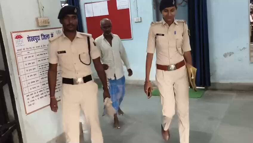 पुलिस ने अलग-अलग कार्रवाई में दो शराब तस्करों को गिरफ्तार किया है। गिरफ्तार तस्करों में एक से 10 लीटर अंग्रेजी शराब तथा दूसरे से 19 लीटर चुलाई शराब जब्त की गई है। इसमें एक कार्रवाई शेखपुरा थाना तथा दूसरी कार्रवाई माहुली थाना ने की है। शेखपुरा थाना की पुलिस ने मुरारपुर गांव के रमेंद्र गोगा को 19 लीटर चुलाई शराब के साथ गिरफ्तार किया है। दूसरी कार्रवाई में माहुली थाना की पुलिस ने लोहान गांव से 10 लीटर अंग्रेजी शराब के साथ सीता मांझी को गिरफ्तार किया है।