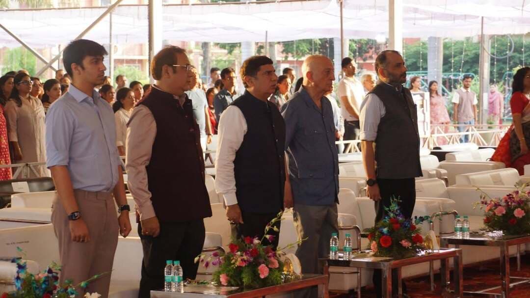 #haridwar : दिल्ली पब्लिक स्कूल, रानीपुर में स्वर्ण जयंती समारोह के अंतर्गत आयोजित ‘स्वर्ण अक्षर 2026’ का भव्य समारोह आयोजित
हरिद्वार, 8 सितम्बर। दिल्ली पब्लिक स्कूल, रानीपुर में स्वर्ण जयंती समारोह के अंतर्गत आयोजित ‘स्वर्ण अक्षर 2026’ के प्रथम दिवस ने साहित्य, संस्कृति, संगीत, नृत्य और रंगमंच के अद्भुत संगम से सभी को मंत्रमुग्ध कर दिया। पाँच दशकों की गौरवशाली यात्रा के 50वें वर्ष में प्रवेेश का उत्सव मनाते हुए विद्यालय परिसर दिनभर उत्साह और उल्लास से सराबोर रहा। कार्यक्रम का शुभारंभ प्रातःकाल पुस्तक मेले के साथ हुआ। जूनियर विंग में आयोजित इस मेले में विद्यार्थियों, साहित्य प्रेमियों एवं अभिभावकों ने उत्साहपूर्वक सहभागिता की। कहानियों, साहसिक साहित्य, जीवनियों तथा विभिन्न विषयों की पुस्तकों के आकर्षक संग्रह ने विद्यार्थियों को ज्ञान और कल्पना की नई दुनिया से परिचित कराया। यह आयोजन पठन-पाठन, जिज्ञासा और साहित्य के प्रति रुचि को प्रोत्साहित करने का सशक्त माध्यम बना। संध्या होते ही विद्यालय परिसर स्वर्ण जयंती वर्ष में प्रवेश के साथ समारोह की भव्यता में रंग गया। राष्ट्रगीत की भावपूर्ण प्रस्तुति के साथ कार्यक्रम का शुभारंभ हुआ, जिसने वातावरण को देशभक्ति और गौरव की भावना से भर दिया। समारोह में मुख्य अतिथि डीपीएस सोसाइटी, नई दिल्ली के चेयरमैन वी. के. शुंगलू उपस्थित रहे।
विशिष्ट अतिथियों में पुलिस महानिदेशकदृकारागार अभिनव सिंह, उत्तराखंड के कैबिनेट मंत्री प्रदीप बत्रा, जिला एवं सत्र न्यायाधीश नरेंद्र दत्त, जिलाधिकारी मयूर दीक्षित, बीएचईएल के कार्यपालक निदेशक रंजन कुमार सहित अनेक प्रशासनिक, न्यायिक एवं सामाजिक क्षेत्र के गणमान्य व्यक्तित्व उपस्थित रहे। अतिथियों का पुष्पगुच्छ एवं स्मृति-चिह्न भेंट कर आत्मीय स्वागत किया गया। इसके पश्चात पारंपरिक दीप प्रज्वलन समारोह आयोजित हुआ। दीप प्रज्वलन को ज्ञान, बुद्धिमत्ता और आशा के प्रकाश का प्रतीक बताते हुए समारोह का शुभारंभ मंगलमय वातावरण में किया गया।
कार्यक्रम में विद्यार्थियों द्वारा प्रस्तुत स्वागत गीत और मनमोहक वाद्यवृंद प्रस्तुति ने सभी का मन मोह लिया। विद्यालय के प्रधानाचार्य डॉ. अनुपम जग्गा ने अपने स्वागत संबोधन में डीपीएस रानीपुर की पाँच दशकों की गौरवशाली यात्रा, उपलब्धियों और उत्कृष्टता के प्रति विद्यालय की प्रतिबद्धता पर प्रकाश डाला। इस अवसर पर स्वर्ण जयंती से संबंधित एक विशेष वीडियो प्रस्तुति के माध्यम से विद्यालय की स्मृतियों, उपलब्धियों और गौरवशाली विरासत को प्रदर्शित किया गया।
समारोह का एक विशेष आकर्षण विद्यार्थियों द्वारा रचित साहित्यिक कृतियों के संग्रह का विमोचन रहा। महान साहित्यकार रस्किन बॉन्ड को समर्पित यह पुस्तक विद्यार्थियों की साहित्यिक प्रतिभा और प्रकृति के प्रति उनके प्रेम को अभिव्यक्त करती है।
सांस्कृतिक कार्यक्रमों की श्रृंखला में प्राथमिक विंग के विद्यार्थियों ने भारतीय शास्त्रीय नृत्य की विविध शैलियों पर आधारित आकर्षक प्रस्तुति दी। इसके बाद प्री-प्राइमरी के नन्हे कलाकारों ने ‘वसुधैव कुटुम्बकम्’ की भावना पर आधारित रंगारंग नृत्य के माध्यम से विश्व-बंधुत्व, प्रेम और एकता का संदेश दिया।
मुख्यअतिथि ने श्री वी के शुंगलू , डीजीपी अभिनव कुमार, डीएम हरिद्वार मयूर दिक्षित ने बच्चों एवं विद्यालय को इस ऐतिहासिक 50वें वर्ष में प्रवेश की बधाई दी एवं कहा कि डीपीएस रानीपुर का इतिहास वास्तव में स्वर्णिम रहा है और यहां के विद्यार्थी पूरी दुनिया में डीपीएस रानीपुर का परचम लहरा रहे हैं। उन्होंन बच्चों के द्वारा प्रस्तुत सांस्कृतिक कार्यकमों की प्रशंसा करते हुए उनका उत्साह वर्धन कियाए उन्होने बीएचईएल की भी प्रशंसा करते हुए उन्हे सराहा।
सीनियर विंग के विद्यार्थियों द्वारा संस्कृत नाटक ‘अष्टावक्र’ की प्रस्तुति ने दर्शकों को विशेष रूप से प्रभावित किया। नाटक के माध्यम से श्रद्धा, समर्पण और परम सत्ता के प्रति विश्वास का संदेश दिया गया। संस्कृत भाषा के प्रभावशाली प्रयोग और विद्यार्थियों के सशक्त अभिनय ने प्रस्तुति को अत्यंत प्रभावपूर्ण बना दिया।
प्रसिद्ध प्रेरक वक्ता पदमजीत सेहरावत के प्रेरणादायी संबोधन ने विद्यार्थियों को निडर होकर सपने देखने, चुनौतियों को स्वीकार करने और उत्कृष्टता की ओर निरंतर अग्रसर रहने का संदेश दिया। इसके पश्चात मिडिल विंग के विद्यार्थियों ने ‘द्रौपदी रू नवरस स्वरूपा’ के माध्यम से महाभारत की द्रौपदी के जीवन के विविध भावों को अत्यंत प्रभावशाली ढंग से प्रस्तुत किया।
कार्यक्रम का समापन धन्यवाद ज्ञापन एवं राष्ट्रगान के साथ हुआ। पूरे समारोह ने डीपीएस रानीपुर की गौरवशाली पचास वर्षीय यात्रा, उसकी सांस्कृतिक समृद्धि और विद्यार्थियों की बहुआयामी प्रतिभा को एक भव्य मंच प्रदान किया। स्वर्णाेत्सव का प्रथम दिवस उपस्थित जनसमूह के लिए अविस्मरणीय अनुभव बन गया।
Haridwar Stambh Vasudev Anupam Jagga DPS Ranipur Sant Sharma