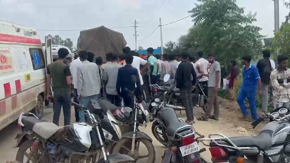 ठेकेदार की लापरवाही ने ली महिला की जान, ग्रामीणों का फूटा गुस्सा
*नीमच। नीमच सिटी थाना क्षेत्र के जमुनिया कलां गांव के पास बुधवार को एक अनियंत्रित ट्रक ने पैदल चल रही महिला को रौंद दिया। हादसे में महिला की मौके पर ही दर्दनाक मौत हो गई।*
*घटना के बाद गुस्साए ग्रामीणों ने सड़क निर्माण में लगी एजेंसी पर गंभीर आरोप लगाए हैं। लोगों का कहना है कि निर्माणाधीन सड़क पर न तो वाहनों की गति नियंत्रित करने के लिए बैरिकेड्स लगाए गए हैं और ना ही कोई सांकेतिक बोर्ड (डायवर्जन साइन)। निर्माण कंपनी और ठेकेदार की इसी घोर लापरवाही के कारण क्षेत्र में आए दिन हादसे और मौतें हो रही हैं। सूचना मिलने पर पुलिस मौके पर पहुंची और जांच शुरू की।*