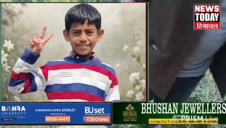 चौपाल-देवत सड़क हादसे में घायल हार्दिक की मौत, बेटे के गम में पिता ने लिया अंगदान का फैसला।
चौपाल-देवत सड़क हादसे से जुड़ी इस वक्त की बेहद दुखद खबर सामने आई है। हादसे में गंभीर रूप से घायल हार्दिक चौहान ने IGMC शिमला में उपचार के दौरान दम तोड़ दिया है। हादसे में एक बच्ची की मौके पर ही मौत हो गई थी, जबकि सात अन्य बच्चे घायल हुए थे। इनमें हार्दिक की हालत सबसे नाजुक बताई जा रही थी।
हार्दिक की मौत से परिवार में मातम पसरा हुआ है। लेकिन इस असहनीय दुख के बीच हार्दिक के पिता ने ऐसा फैसला लिया है, जो समाज के लिए एक बड़ी मिसाल बन गया है। बेटे की मौत के गम के बीच पिता ने हार्दिक के अंगदान का निर्णय लिया है, ताकि उसके अंग किसी जरूरतमंद को नई जिंदगी दे सकें।
चौपाल-देवत सड़क हादसे ने एक बार फिर पूरे क्षेत्र को झकझोर कर रख दिया है। हादसे के बाद घायल हार्दिक चौहान की हालत बेहद गंभीर बनी हुई थी। उसे बेहतर उपचार के लिए IGMC शिमला लाया गया था, जहां उपचार के दौरान उसकी मौत हो गई।
हार्दिक की मौत की खबर जैसे ही परिवार और क्षेत्रवासियों को मिली, हर तरफ शोक की लहर दौड़ गई। एक परिवार ने अपना मासूम बेटा खो दिया।
लेकिन इस गहरे दुख के बीच हार्दिक के पिता ने मानवता की एक ऐसी मिसाल पेश की है, जिसे लंबे समय तक याद रखा जाएगा। बेटे को खोने के बावजूद उन्होंने उसके अंगदान का फैसला लिया है।
एक पिता के लिए इससे बड़ा दुख शायद ही कोई हो, लेकिन इसी दुख की घड़ी में लिया गया यह फैसला किसी दूसरे परिवार के लिए उम्मीद की किरण बन सकता है।
गौरतलब है कि चौपाल-देवत सड़क हादसे में एक बच्ची ने घटनास्थल पर ही दम तोड़ दिया था, जबकि सात अन्य बच्चे घायल हुए थे। हादसे के बाद से ही हार्दिक की हालत बेहद नाजुक बनी हुई थी।
अब हार्दिक की मौत ने पूरे क्षेत्र को गमगीन कर दिया है। वहीं, पिता के अंगदान के फैसले ने इस दुखद घटना के बीच मानवता और संवेदनशीलता की एक नई मिसाल पेश की है।
न्यूज टुडे हिमाचल ब्यूरो, चौपाल