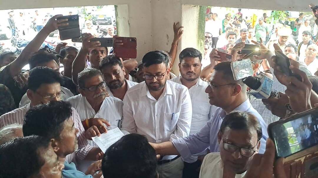 कोंच (गयाजी) में BEO के खिलाफ पूर्व उप प्रमुख किशोर कुमार का 7 दिनों से जारी आमरण अनशन समाप्त: सांसद अभय कुशवाहा, विधायक अजय दांगी व प्रशासनिक अफसरों की पहल पर मानी गईं मांगें
कोंच (गयाजी): गयाजी जिले के कोंच प्रखंड प्रांगण में प्रखंड शिक्षा पदाधिकारी (BEO) के खिलाफ पूर्व उप प्रमुख किशोर कुमार के नेतृत्व में पिछले सात दिनों से जारी अनिश्चितकालीन आमरण अनशन आखिरकार बुधवार को समाप्त हो गया। सांसद, विधायक और जिला प्रशासन के वरिष्ठ अधिकारियों की मौजूदगी में हुई सकारात्मक वार्ता के बाद बीईओ पर लगे आरोपों की जांच के आदेश और कार्रवाई के लिखित आश्वासन पर अनशनकारियों ने अपना आंदोलन स्थगित किया।
अनशन के सातवें दिन औरंगाबाद के सांसद अभय कुशवाहा और टिकारी के विधायक अजय दांगी कोंच प्रखंड परिसर पहुंचे। उनके साथ गयाजी जिला प्रशासन के अपर समाहर्ता (एडीएम), टिकारी अनुमंडल पदाधिकारी (एसडीएम) प्रवीण कुंदन और अन्य प्रशासनिक अधिकारी भी उपस्थित थे।
पूर्व उप प्रमुख किशोर कुमार ने बीईओ पर लगाए थे भ्रष्टाचार और गबन के गंभीर आरोप
अनशन की अगुवाई कर रहे कोंच प्रखंड के पूर्व उप प्रमुख किशोर कुमार ने प्रखंड शिक्षा पदाधिकारी (BEO) पर वित्तीय अनियमितता, सरकारी राशि के गबन, व्यापक भ्रष्टाचार और रिश्वतखोरी के कई गंभीर आरोप लगाए थे। पूर्व उप प्रमुख की मांग थी कि बीईओ के खिलाफ निष्पक्ष जांच कर कड़ी कार्रवाई की जाए।
जांच कमेटी गठित, शाम तक जारी होगा आधिकारिक पत्र
सांसद अभय कुशवाहा, विधायक अजय दांगी और प्रशासनिक अधिकारियों ने प्रखंड प्रांगण में पूर्व उप प्रमुख किशोर कुमार व अन्य आंदोलनकारियों के साथ मैराथन वार्ता की। प्रशासन ने पूर्व उप प्रमुख द्वारा लगाए गए आरोपों को गंभीरता से लेते हुए बीईओ के खिलाफ जांच के लिए एक विशेष जांच कमेटी का गठन कर दिया है।
अधिकारियों ने आश्वासन दिया कि पूरे मामले में क्या एक्शन लिया गया है, इससे संबंधित आधिकारिक पत्र (चिट्ठी) आज शाम तक निर्गत कर दी जाएगी।
पानी पिलाकर तुड़वाया अनशन
प्रशासन द्वारा जांच कमेटी के गठन और शाम तक आधिकारिक आदेश निर्गत करने की बात स्वीकार किए जाने के बाद सांसद अभय कुशवाहा, टिकारी विधायक अजय दांगी, एडीएम और टिकारी एसडीएम प्रवीण कुंदन ने संयुक्त रूप से पूर्व उप प्रमुख किशोर कुमार को पानी पिलाकर 7 दिनों से जारी आमरण अनशन समाप्त कराया।
बीईओ के खिलाफ जांच के आदेश और अनशन समाप्त होने पर कोंच प्रखंड के ग्रामीणों, समर्थकों और स्थानीय जनप्रतिनिधियों में खुशी की लहर दौड़ गई। इस दौरान परिसर में भारी संख्या में नागरिक और पुलिस-प्रशासनिक कर्मी उपस्थित थे ! #bdbiharjharkhand