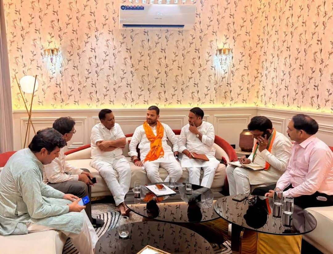 पीलीबंगा में निकाय चुनाव को लेकर भाजपा की अहम बैठक, वार्ड 16 में कार्यकर्ताओं से किया संवाद
#नगरपालिकापीलीबंगा #राजस्थान #लालबहादुर_भाखर #भाजपा
पीलीबंगा। आगामी नगर निकाय चुनाव को लेकर भारतीय जनता पार्टी ने अपनी तैयारियां तेज कर दी हैं। इसी क्रम में पीलीबंगा में नगर पालिका कोर कमेटी के प्रमुख पदाधिकारियों की एक महत्वपूर्ण बैठक आयोजित की गई, जिसमें चुनाव रणनीति और बूथ प्रबंधन पर विस्तृत मंथन हुआ।
बैठक के पश्चात वार्ड नंबर 16 से भाजपा प्रत्याशी जितेंद्र कुमार के चुनाव कार्यालय पर आगामी 11 सितम्बर को होने वाले मतदान की तैयारियों को लेकर कार्यकर्ताओं के साथ संवाद कार्यक्रम संपन्न हुआ। इस दौरान कार्यकर्ताओं को एकजुट होकर घर-घर जनसंपर्क करने और भाजपा की नीतियों को जनता तक पहुंचाने का आह्वान किया गया।
इस अवसर पर पीलीबंगा नगर पालिका चुनाव प्रभारी राजेश गुर्जर विशेष रूप से उपस्थित रहे। उन्होंने कार्यकर्ताओं में जोश भरते हुए जीत का संकल्प दोहराया। कार्यक्रम में स्थानीय पदाधिकारी एवं बड़ी संख्या में निष्ठावान कार्यकर्ता मौजूद रहे।
