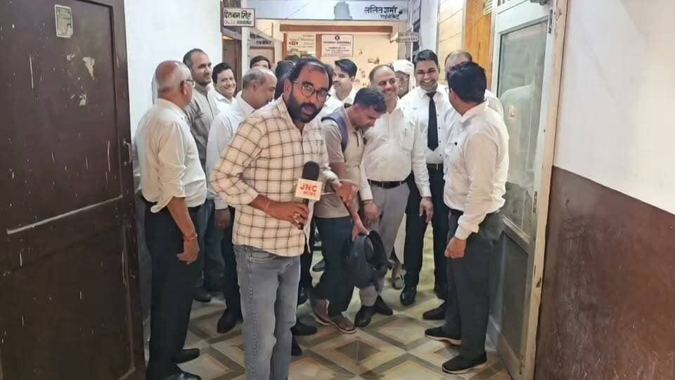 पूरी बार इस प्रधान के लिए ही वोट माँग रही ऐसा क्या जादू कर दिया??