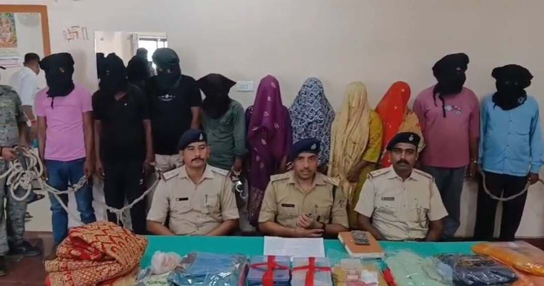 धनबाद में लुटेरी दुल्हन गैंग का पर्दाफाश, शादी का झांसा देकर ठगी-लूट के आरोप में 10 गिरफ्तार......see more