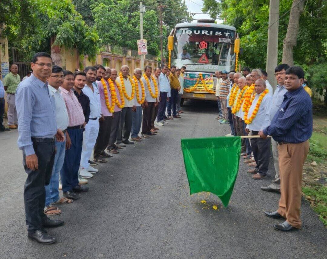 *बस्ती: किसानों का दल सात दिवसीय प्रशिक्षण के लिए पंतनगर रवाना, कृषि भवन से दिखाई गई हरी झंडी*
*जनपद बस्ती, 09 सितम्बर 2026।* वित्तीय वर्ष 2026-27 में केन्द्र पुरोनिधानित सपोर्ट टू स्टेट एक्सटेंशन प्रोग्राम्स फॉर एक्सटेंशन रिफार्म्स योजना के अंतर्गत संचालित नेशनल मिशन ऑन एग्रीकल्चर एक्सटेंशन योजना के तहत सात दिवसीय अन्तर्राज्यीय प्रशिक्षण/भ्रमण के लिए 60 किसानों के दल को मंगलवार को कृषि भवन बस्ती से हरी झंडी दिखाकर रवाना किया गया।
उक्त जानकारी उप कृषि निदेशक अशोक कुमार ने दी। उन्होंने बताया कि जनपद के प्रत्येक विकास खण्ड से 4 कृषक तथा विकास खण्ड साऊंघाट से 08 कृषक इस प्रकार कुल 60 किसानों का चयन किया गया है। यह दल उत्तराखण्ड स्थित प्रसिद्ध *आचार्य गोविन्द बल्लभ पन्त कृषि एवं प्रौद्योगिकी विश्वविद्यालय, पंतनगर* में सात दिवसीय प्रशिक्षण व भ्रमण कार्यक्रम में प्रतिभाग करेगा।
कृषक दल को विधायक प्रतिनिधि *सरोज मिश्र*, संयुक्त कृषि निदेशक *राम बचन राम*, उप कृषि निदेशक *अशोक कुमार*, जिला कृषि अधिकारी *डॉ. बाबूराम मौर्य* ने संयुक्त रूप से कृषि भवन से हरी झंडी दिखाकर रवाना किया। इस दौरान किसानों का फूल-माला पहनाकर स्वागत किया गया।
उप कृषि निदेशक ने बताया कि इस भ्रमण का मुख्य उद्देश्य किसानों को उन्नत खेती की नई तकनीकों से रूबरू कराना है। पंतनगर विश्वविद्यालय में किसानों को मोटे अनाज श्री अन्न, जैविक खेती, बीज उत्पादन, फसल विविधीकरण, जल प्रबंधन, मृदा स्वास्थ्य और कृषि यंत्रीकरण के बारे में वैज्ञानिकों द्वारा प्रशिक्षण दिया जाएगा।
उन्होंने कहा कि किसान वहां से नई तकनीक सीखकर अपने खेतों में प्रयोग करेंगे तो निश्चित रूप से उत्पादन बढ़ेगा और लागत घटेगी। इससे किसानों की आय दोगुनी करने के लक्ष्य को गति मिलेगी। यह योजना किसानों को प्रदेश से बाहर की उन्नत कृषि पद्धतियों से जोड़ने का एक सशक्त माध्यम है।
संवाददाता हरी ओम प्रकाश
राष्ट्रीय हिंदी दैनिक कौटिल्य का भारत