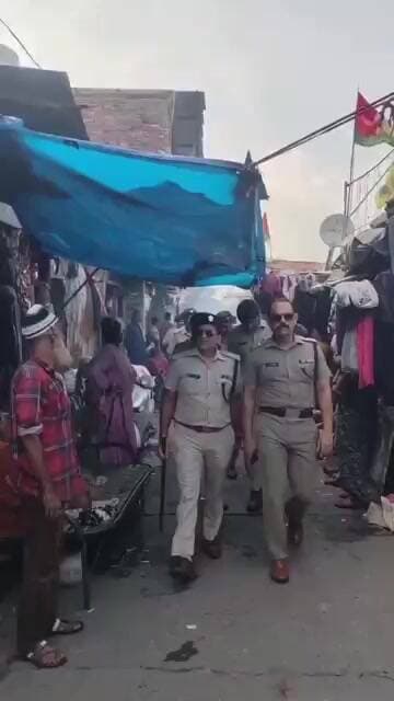 बनभूलपुरा में पुलिस फ्लैग मार्च सुप्रीम कोर्ट की सुनवाई से पहले हाई अलर्ट, चप्पे-चप्पे पर कड़ा पहरा