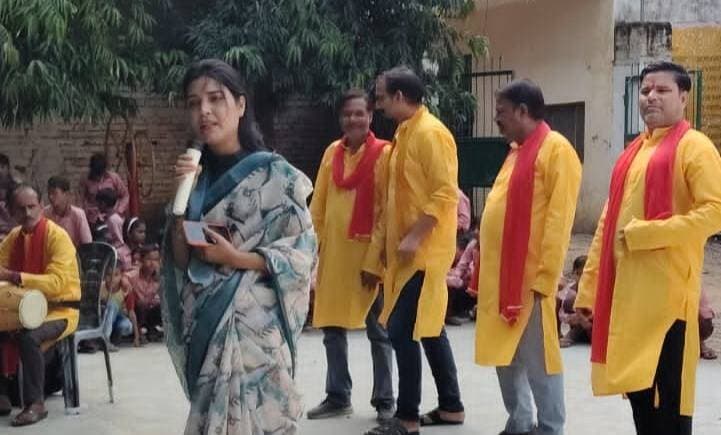 👉#शिक्षा से ही बदलेगा भविष्य, बच्चों की पढ़ाई को लेकर जागरूक हुआ समाज
--#भोर फाउंडेशन ने नुक्कड़ नाटक के जरिए दिया शिक्षा का संदेश, प्रधानाचार्य सम्मानित और बच्चों को बांटी शिक्षण सामग्री
--#हर बच्चे को शिक्षा से जोड़ना हम सभी की सामूहिक जिम्मेदारी : स्वाति सिंह
शाहजहांपुर। अंतर्राष्ट्रीय साक्षरता दिवस के अवसर पर सोमवार को कम्पोजिट विद्यालय शाहजमांपुर में भोर फाउंडेशन की ओर से विशेष जागरूकता कार्यक्रम आयोजित किया गया। कार्यक्रम में विद्यालय के प्रधानाचार्य, शिक्षकगण, छात्र-छात्राएं एवं अभिभावक बड़ी संख्या में मौजूद रहे।कार्यक्रम की शुरुआत भोर फाउंडेशन की टीम द्वारा नुक्कड़ नाटक की प्रस्तुति से हुई। इसके माध्यम से अभिभावकों को साक्षरता के महत्व और बच्चों की शिक्षा के प्रति जागरूक किया गया। नाटक के जरिए बच्चों को नियमित स्कूल भेजने और उनकी पढ़ाई पर ध्यान देने का संदेश दिया गया।इसके बाद शिक्षा के क्षेत्र में उत्कृष्ट योगदान के लिए कम्पोजिट विद्यालय के प्रधानाचार्य को मोमेंटो देकर सम्मानित किया गया। साथ ही बच्चों एवं अभिभावकों को शिक्षण सामग्री भी वितरित की गई।भोर फाउंडेशन की अध्यक्ष स्वाति सिंह ने कहा कि शिक्षा बच्चों के बेहतर भविष्य की सबसे मजबूत नींव है। हर बच्चे को शिक्षा से जोड़ना हम सभी की सामूहिक जिम्मेदारी है। उन्होंने अभिभावकों से अपील की कि वे अपने बच्चों को नियमित रूप से स्कूल भेजें और उनकी पढ़ाई में सहयोग करें।उन्होंने कहा कि 'स्कूल चलें हम' के संदेश को केवल नारे तक सीमित न रखते हुए इसे हर बच्चे के जीवन का हिस्सा बनाना होगा। शिक्षित बच्चे ही आगे चलकर परिवार, समाज और देश के विकास में महत्वपूर्ण भूमिका निभाएंगे।
स्वाति सिंह
Abhishek Daniel