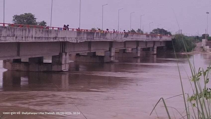 Shahjahanpur : रात्रि जलस्तर रिपोर्ट...
गर्रा नदी - 147.80 मीटर
खतरे के निशान से - 1.00 मीटर नीचे
खन्नौत नदी - 145.55 मीटर
खतरे के निशान से - 0.20 मीटर नीचे
खतरे का निशान
गर्रा नदी - 148.80 मीटर
खन्नौत नदी - 145.75 मीटर
समय : रात्रि 8:00 बजे
स्रोत : सिंचाई विभाग की रिपोर्ट
नोट : सुबह की तुलना में गर्रा नदी का जलस्तर 0.10 मीटर बढ़ा है, जबकि खन्नौत नदी का जलस्तर 0.15 मीटर कम हुआ है।
दूनी बैराज से गर्रा नदी में - 9,525 क्यूसेक पानी पास हो रहा है।