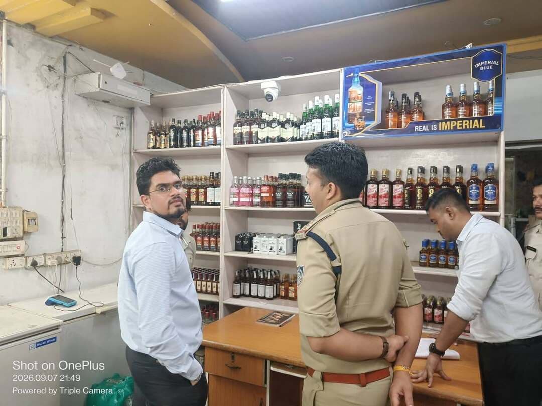 शराब दुकान बम्हनी का औचक निरीक्षण
अनुविभागीय अधिकारी राजस्व मंडला श्री शैलेन्द्र चौधरी (प्रशिक्षु आईएएस अधिकारी) द्वारा तहसीलदार मंडला श्री हिमांशु भलावी एवं आबकारी विभाग के अधिकारियों के साथ शराब दुकान बम्हनी का औचक निरीक्षण किया गया।
निरीक्षण के दौरान अधिकारियों ने शराब दुकान में लगे कैमरों की स्थिति एवं संचालन, स्टॉक पंजी तथा उपलब्ध शराब के स्टॉक का अवलोकन किया। साथ ही दुकान में उपलब्ध मदिरा की नकली शराब की आशंका के संबंध में जांच की गई। अधिकारियों ने दुकान संचालन से संबंधित अभिलेखों एवं व्यवस्थाओं का भी निरीक्षण किया तथा नियमानुसार शराब का विक्रय सुनिश्चित करने के निर्देश दिए।
Jansampark Madhya Pradesh
CM Madhya Pradesh
#mandla
Home Department of Madhya Pradesh