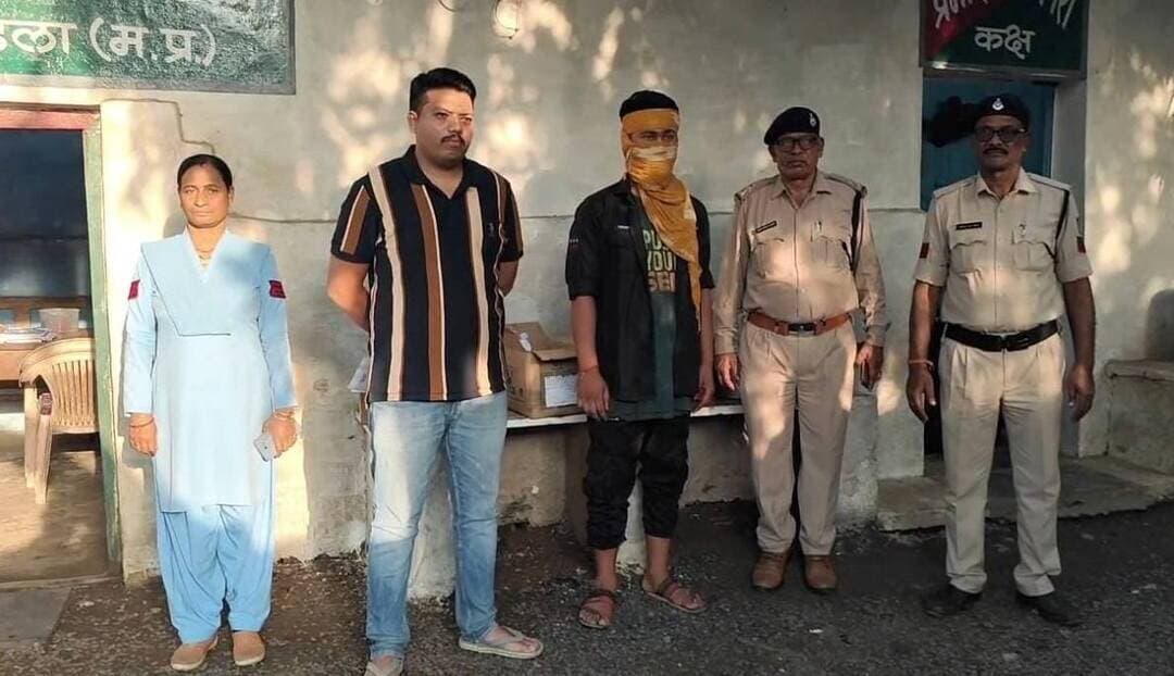 ग्वारा में अवैध शराब जब्त
कलेक्टर श्री राहुल नामदेव धोटे एवं जिला आबकारी अधिकारी श्री अजीत एक्का के मार्गदर्शन में अवैध शराब के निर्माण एवं विक्रय के विरुद्ध आबकारी विभाग द्वारा लगातार कार्रवाई की जा रही है। इसी क्रम में 7 सितंबर 2026 को आबकारी बल, राजस्व विभाग एवं पुलिस बल बम्हनीबंजर की संयुक्त टीम ने ग्राम ग्वारा मंडला में मुखबिर की सूचना पर दबिश दी।
कार्रवाई के दौरान गणेश जंघेला की दुकान की विधिवत तलाशी ली गई। तलाशी में दुकान के फ्रीजर से लिमाउंट बीयर की 46 केन, किंगफिशर बीयर की 2 बोतल, स्टॉक बीयर की 20 केन, मैकडॉवेल रम की 23 नग, मैकडॉवेल व्हिस्की की 11 नग, एमडी व्हिस्की की 5 नग, मैजिक मोमेंट ऑरेंज की 9 नग, मैजिक मोमेंट जामुन की 11 नग, ऑफिसर्स चॉइस व्हिस्की की 38 नग तथा देसी मदिरा प्लेन की 67 नग बरामद की गई।
जप्त मदिरा की कुल मात्रा 65.045 बल्क लीटर तथा अनुमानित कीमत 40 हजार 500 रुपये बताई गई है। मदिरा निर्धारित धारण क्षमता से अधिक पाए जाने पर आरोपी गणेश जंघेला पिता नरेंद्र के विरुद्ध मध्यप्रदेश आबकारी अधिनियम 1915 की धारा 34(2) के तहत प्रकरण दर्ज किया गया। आरोपी को मौके से गिरफ्तार कर न्यायालय में पेश किया गया, जहां से उसे न्यायिक अभिरक्षा में भेज दिया गया।
कार्रवाई में अनुविभागीय अधिकारी राजस्व शैलेंद्र चौधरी, तहसीलदार हिमांशु भलावी, नायब तहसीलदार राकेश कटारिया, आबकारी उपनिरीक्षक सचिन मंडलोई एवं भानु पुशाम, पुलिस विभाग से अशोक राणा तथा आबकारी प्रधान आरक्षक विजय, कमलेश एवं शकुंतला सैयाम सहित अन्य अधिकारी-कर्मचारी उपस्थित रहे।
Jansampark Madhya Pradesh
CM Madhya Pradesh
#mandla