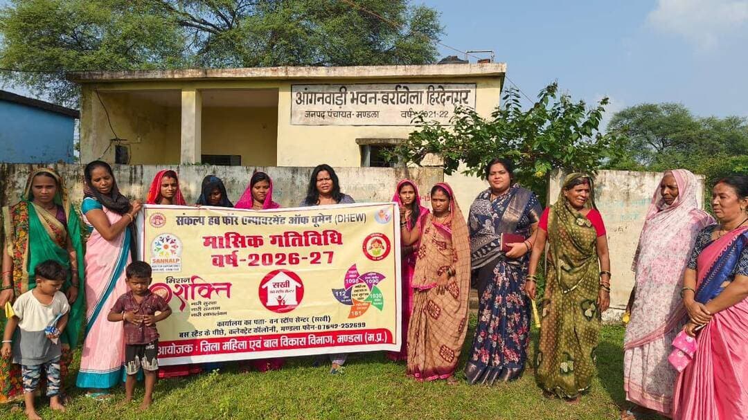 आँगनबाड़ी केंद्र बर्राटोला में पोषण जागरूकता सत्र आयोजित
पोषण माह के अंतर्गत ग्राम पंचायत हृदयनगर स्थित आँगनबाड़ी केंद्र बर्राटोला में मिशन पोषण गतिविधियों के तहत जागरूकता सत्र का आयोजन किया गया। कार्यक्रम कलेक्टर श्री राहुल नामदेव धोटे के निर्देशन एवं जिला कार्यक्रम अधिकारी महिला एवं बाल विकास श्री विनोद परस्ते के मार्गदर्शन में आयोजित हुआ।
वन स्टॉप सेंटर प्रशासक सुश्री प्रेरणा मर्सकोले ने लो फैट और लो सुगर व्यंजन प्रदर्शन के माध्यम से कम तेल एवं कम चीनी वाले पौष्टिक खाद्य पदार्थों के सेवन की जानकारी दी। उन्होंने दाल, साबुत अनाज, बाजरा, ज्वार, हरी सब्जियां, ताजे फल, टोफू एवं कम वसा वाले पनीर जैसे खाद्य पदार्थों को दैनिक आहार में शामिल करने की सलाह दी।
सत्र में एलवाईसीएफ के संबंध में माता-पिता, गर्भवती एवं स्तनपान कराने वाली माताओं को सही खान-पान, स्वच्छता तथा बच्चों को उम्र के अनुसार आहार देने की जानकारी दी गई। स्थानीय स्तर पर उपलब्ध खाद्य सामग्री से पौष्टिक भोजन तैयार करने के तरीके भी बताए गए। सुश्री मर्सकोले ने हब एवं वन स्टॉप सेंटर से मिलने वाली छह प्रकार की सहायता तथा 181 महिला हेल्पलाइन, 1098 चाइल्ड हेल्पलाइन और 1930 साइबर हेल्पलाइन की जानकारी भी दी।
Jansampark Madhya Pradesh
CM Madhya Pradesh
#mandla