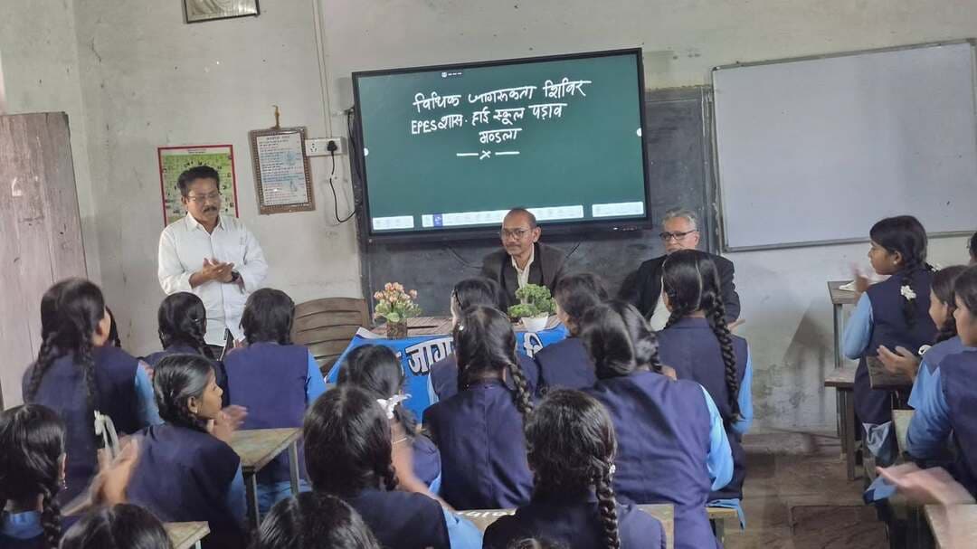 लीगल एड डिफेंस काउंसिल की कार्यप्रणाली की समीक्षा
राष्ट्रीय विधिक सेवा प्राधिकरण, नई दिल्ली की लीगल एड डिफेंस काउंसिल मॉडिफाइड स्कीम-2022 के तहत प्रधान जिला एवं सत्र न्यायाधीश एवं अध्यक्ष जिला विधिक सेवा प्राधिकरण मंडला श्री कमल जोशी ने लीगल एड डिफेंस काउंसिल द्वारा विधिक सहायता प्रकरणों में की जा रही पैरवी एवं प्रयासों की समीक्षा की। समीक्षा बैठक में सचिव जिला विधिक सेवा प्राधिकरण श्री तपन धारगा, जिला विधिक सहायता अधिकारी श्री विजय कुमार खोब्रागड़े, चीफ लीगल एड डिफेंस काउंसिल श्री सत्यनारायण मिश्रा, डिप्टी चीफ लीगल एड डिफेंस काउंसिल श्री अजय तिवारी एवं श्री एम.वाई. खोखर उपस्थित रहे।
इसी क्रम में मध्यप्रदेश राज्य विधिक सेवा प्राधिकरण जबलपुर के निर्देश एवं प्रधान जिला एवं सत्र न्यायाधीश श्री कमल जोशी के निर्देशन तथा सचिव श्री तपन धारगा के मार्गदर्शन में शासकीय एकीकृत कन्या हाईस्कूल पड़ाव, मंडला में अंतर्राष्ट्रीय साक्षरता दिवस के अवसर पर विधिक जागरूकता शिविर आयोजित किया गया।
शिविर में जिला विधिक सहायता अधिकारी श्री विजय कुमार खोब्रागड़े ने छात्राओं को अंतर्राष्ट्रीय साक्षरता दिवस के महत्व की जानकारी देते हुए बताया कि संयुक्त राष्ट्र संघ द्वारा विकास एवं शांति के लिए शिक्षा के उपयोग को बढ़ावा देने के उद्देश्य से 8 सितंबर को अंतर्राष्ट्रीय साक्षरता दिवस के रूप में मनाया जाता है। इस अवसर पर छात्राओं को यातायात नियमों एवं मोटर व्हीकल एक्ट से संबंधित महत्वपूर्ण प्रावधानों की जानकारी दी गई। साथ ही उन्हें विधिक अधिकारों एवं कानून के प्रति जागरूक रहने के लिए प्रेरित किया गया। कार्यक्रम में विद्यालय की प्राचार्य, शिक्षकगण, छात्राएं तथा जिला विधिक सेवा प्राधिकरण के कर्मचारी उपस्थित रहे।
Jansampark Madhya Pradesh
CM Madhya Pradesh
#mandla