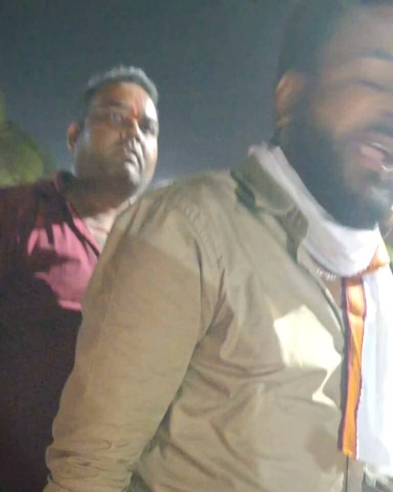 सब्जी बेचने वाली महिला से साथ शराबी नपा कर्मचारियों ने की रात में मारपीट, महिला को वेश्या की औलाद कहा
छतरपुर में नगर पालिका के कर्मचारी बने गुंडे, बीती रात 10 बजे सब्जी बेचने वाली महिला से मारपीट और गालीगलौच,
महिला का आरोप सभी शराब पिए हुए थे,
पत्रकारों को भी धमकाने की कोशिश, महिला को वेश्या की औलाद कहते दिखे सभी कर्मचारी।