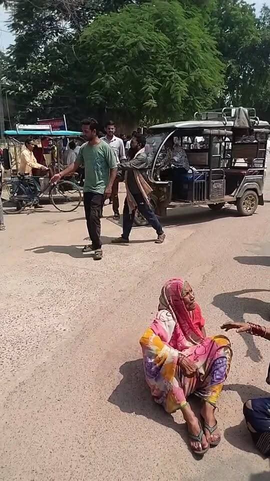 नपा कर्मचारियों पर महिला से मारपीट और पैसे छीनने का आरोप, FIR न होने पर फुटपाथ दुकानदारों ने लगाया जाम*
छतरपुर। शहर में नगर पालिका कर्मचारियों पर एक सब्जी दुकान लगाने वाली महिला के साथ देर रात मारपीट करने और उसके पैसे ले जाने के आरोप लगे हैं। घटना होमगार्ड कार्यालय के पास की बताई जा रही है।
आरोप है कि देर रात सब्जी की दुकान लगाए महिला के साथ नगर पालिका के उड़नदस्ता के कर्मचारी संतोष रैकवार,उमेश बोहत, अंकित रजक, राहुल बाल्मीक, ओर नरेश प्रजापति, शराब के नशे में विवाद किया और उसके साथ मारपीट की। महिला का आरोप है कि मारपीट के बाद कर्मचारी उसके पास रखे पैसे भी ले गए।
घटना के बाद महिला की ओर से कार्रवाई और एफआईआर की मांग की गई, लेकिन एफआईआर दर्ज नहीं होने से नाराज फुटपाथ दुकानदार सड़क पर उतर आए। दुकानदारों ने विरोध जताते हुए सड़क पर जाम लगा दिया और दोषी कर्मचारियों के खिलाफ कार्रवाई की मांग की।