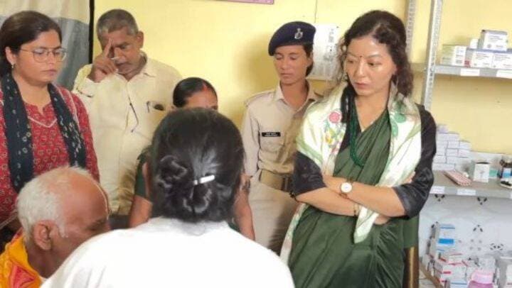 🏡 आदर्श ग्राम पंचायत के रूप में विकसित होगा कोकरसा पंचायत — जिला पदाधिकारी ने कायाकल्प योजना अंतर्गत चयनित योजनाओं का किया स्थलीय निरीक्षण
जिला पदाधिकारी, जहानाबाद श्रीमती छिरिङ वाई भूटिया द्वारा हुलासगंज प्रखंड अंतर्गत कोकरसा पंचायत का भ्रमण कर कायाकल्प योजना अंतर्गत प्रखंड विकास पदाधिकारी, हुलासगंज एवं संबंधित पंचायत के मुखिया द्वारा चयनित योजनाओं का स्थलीय निरीक्षण किया गया।
भ्रमण के दौरान जिला पदाधिकारी ने आंगनवाड़ी केंद्र, स्वास्थ्य उपकेंद्र, विद्यालय, सामुदायिक भवन, पीसीसी सड़क एवं नाली-गली का निरीक्षण कर आवश्यक सुधार कार्यों तथा नए निर्माण के लिए चयनित योजना का जायजा लिया तथा सभी संबंधित पदाधिकारियों को आवश्यक दिशा-निर्देश दिए।
जिला पदाधिकारी ने प्रखंड विकास पदाधिकारी द्वारा चयनित योजनाओं पर संतोष व्यक्त करते हुए मरम्मती एवं सुधार से संबंधित कार्यों को आगामी 2–3 माह में तथा नए निर्माण कार्यों को 4–5 माह के भीतर पूर्ण करने का निर्देश दिया जिससे कि चयनित योजना पूर्ण होकर धरातल पर प्रदर्शित हो सके एवं आमजनों को लाभ प्राप्त हो सके
🎯 हर पंचायत में बेहतर आधारभूत संरचना और गुणवत्तापूर्ण जनसुविधाएं — आदर्श जहानाबाद का संकल्प।
#आदर्शग्रामपंचायत_कायाकल्प_योजना #कोकरसा_पंचायत #हुलासगंज #जिलाप्रशासन_जहानाबाद #विकसितभारत_समृद्धबिहार_आदर्शजहानाबाद