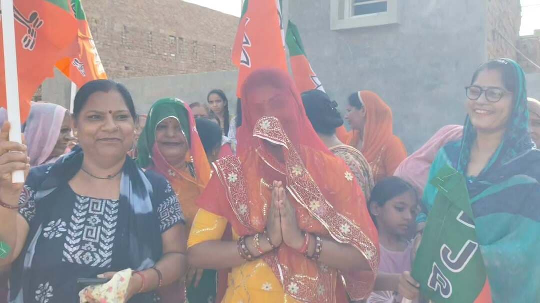 #वार्ड31नगरपालिकाचुनाव: वार्ड 31
पार्षद पद के लिए दीपिका कंवर राजपुरोहित चुनावी मैदान में, जनसंपर्क तेज , समर्थन की अपील
#भाजपा_प्रत्याशी #लालबहादुर_भाखर #pilibangannews
पीलीबंगा। स्थानीय नगरपालिका चुनाव को लेकर वार्ड नंबर 31 में चुनावी सरगर्मियां तेज हो गई हैं। सत्यनारायण राजपुरोहित (पांडू) की पुत्रवधू दीपिका कंवर राजपुरोहित ने वार्ड नंबर 31 से पार्षद पद के लिए अपनी दावेदारी पेश की है। वे भारतीय जनता पार्टी (भाजपा) के चुनाव चिन्ह 'कमल का फूल' पर चुनाव लड़ रही हैं।
उच्च शिक्षित (एम.ए. इतिहास) दीपिका कंवर "विकास के साथ, आपके विश्वास के साथ" के संकल्प को लेकर मतदाताओं के बीच सघन जनसंपर्क कर रही हैं। वार्डवासियों और समर्थकों द्वारा क्षेत्र के सर्वांगीण विकास, बुनियादी सुविधाओं के विस्तार और स्थानीय समस्याओं के त्वरित समाधान का भरोसा दिलाते हुए उनके पक्ष में मतदान व समर्थन करने की अपील की जा रही है।