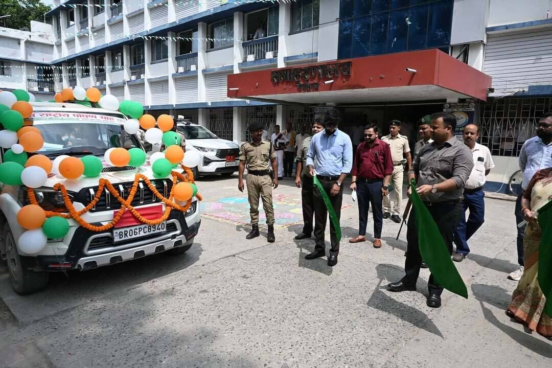 हमारी आंगनबाड़ी, हमारी जिम्मेदारी: DM समीर सौरभ ने पोषण रथ और जागरूकता रैली को हरी झंडी दिखाकर किया रवाना!
आज दिनांक 09 सितंबर 2026 को 'राष्ट्रीय पोषण मिशन' के तहत जिला पदाधिकारी श्री समीर सौरभ द्वारा "राष्ट्रीय पोषण माह 2026" का शुभारंभ किया गया। इस अवसर पर उन्होंने पोषण रथ तथा आंगनबाड़ी सेविकाओं की भव्य पोषण रैली को हरी झंडी दिखाकर रवाना किया।
इस वर्ष पोषण माह का मुख्य विषय (थीम) “हमारी आंगनबाड़ी, हमारी जिम्मेदारी” तय किया गया है, जिसका उद्देश्य बच्चों, गर्भवती महिलाओं व किशोरियों के पोषण और स्वास्थ्य में सुधार लाना है। अभियान के तहत आहार विविधता, ताजा व गर्म भोजन, मातृ स्वास्थ्य और प्रधानमंत्री मातृ वंदना योजना पर विशेष ध्यान दिया जाएगा। कार्यक्रम में डीडीसी गौरव कुमार, डीपीओ (आईसीडीएस) रंजना कुमारी, निदेशक DRDA राकेश कुमार चौबे तथा DPRO धर्मेन्द्र कुमार सहित कई अधिकारी व सेविकाएं मौजूद रहीं।
#Gopalganj #PoshanMaah2026 #HamariAnganwadi #DMGopalganj #ICDSBihar #NutritionAwareness #GopalganjAdministration