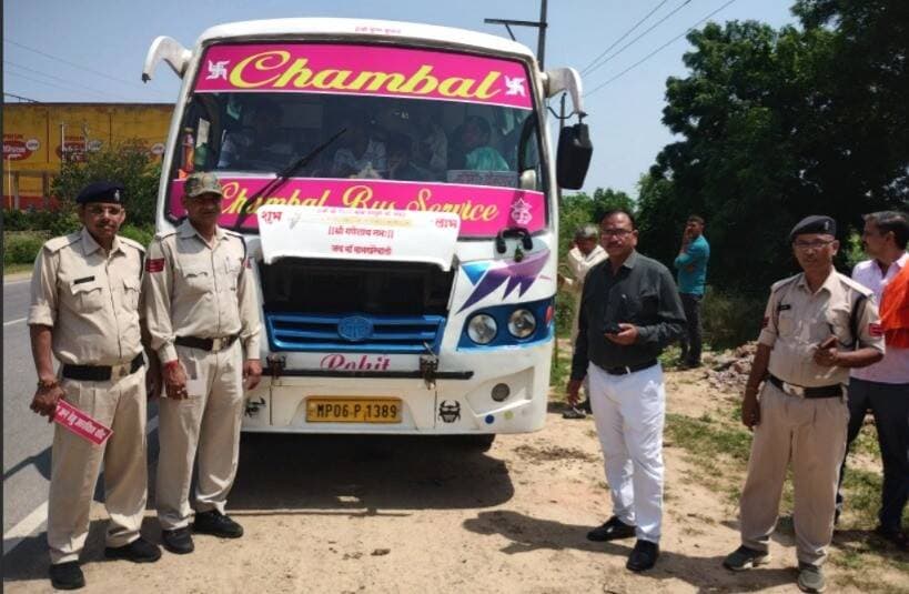 वाहन चैकिंग अभियान में 35 यात्री वाहनों पर दिव्यांगजनों के लिए आरक्षित सीट के स्टीकर लगवाए
02 स्कूल मैजिक वाहनों से 22 हजार एवं यात्री बसों से 17 हजार रुपये राजस्व वसूल
परिवहन आयुक्त, मध्यप्रदेश ग्वालियर के आदेशों एवं कलेक्टर श्री लोकेश कुमार जांगिड़ के निर्देशों के पालन में जिले में नियम विरुद्ध संचालित वाहनों के विरुद्ध कार्रवाई निरंतर जारी है।
इसी क्रम में बुधवार को जौरा रोड, मुरैना पर यात्री बस, स्कूल बस एवं ई-रिक्शा वाहनों की सघन जांच के लिए चैकिंग पॉइंट लगाया गया। कार्रवाई के दौरान क्षेत्रीय परिवहन अधिकारी श्री पी.एस. भिलाला के नेतृत्व में प्रधान आरक्षक जितेन्द्र तोमर, सुजीत भदौरिया, आरक्षक शिवमंगल सिंह, संतोष गुप्ता, नीरज शर्मा एवं प्र. आरक्षक अजय बाल्के द्वारा वाहनों की सघन जांच की गई।
क्षेत्रीय परिवहन अधिकारी द्वारा स्वयं वाहनों के वैध दस्तावेजों के साथ-साथ फर्स्ट एड बॉक्स, अग्निशमन यंत्र, इमरजेंसी गेट एवं अन्य आवश्यक सुरक्षा उपकरणों की जांच की गई। चैकिंग के दौरान यात्रियों को होने वाली असुविधाओं की भी जानकारी ली गई तथा वाहन चालकों को सुरक्षित एवं यातायात नियमों के अनुरूप वाहन चलाने की समझाइश दी गई।
चैकिंग कार्रवाई के दौरान दिव्यांगजनों के लिए आरक्षित सीटरू यात्री बसों में दिव्यांगजनों के लिए आरक्षित सीट संबंधी 35 यात्री वाहनों पर मौके पर ही स्टीकर लगवाए गए। नियमों के उल्लंघन पर 02 स्कूल मैजिक वाहनों के विरुद्ध कार्रवाई करते हुए कुल 22,000 रुपये का राजस्व वसूल किया गया।
नियम विरुद्ध संचालित यात्री बसों के विरुद्ध चालानी कार्रवाई करते हुए कुल 17,000 रुपये का राजस्व वसूल किया गया। परिवहन विभाग द्वारा जिले में यातायात नियमों एवं वाहन संचालन से संबंधित निर्धारित सुरक्षा मानकों का पालन सुनिश्चित कराने के लिए इस प्रकार की चैकिंग कार्रवाई निरंतर जारी रखने की बात कही गई है।
#JansamparkMP #morena2026 #Morena #MadhyaPradesh Jansampark Madhya Pradesh #transport