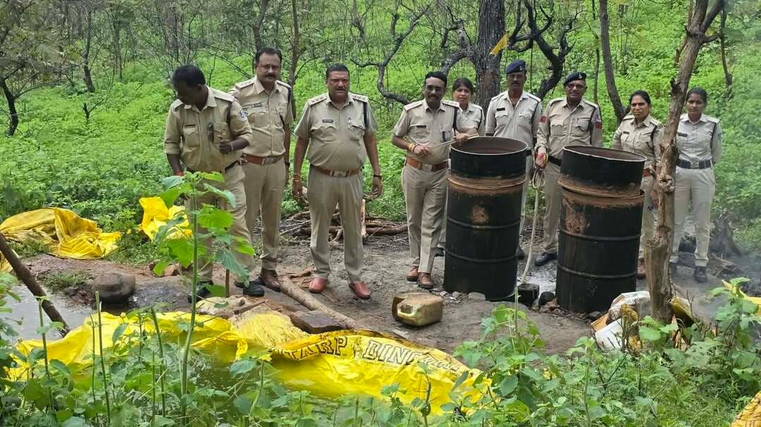 ओंकारेश्वर के आसपास के क्षेत्र में मदिरा के अवैध संग्रहण व विक्रय के विरुद्ध आबकारी विभाग ने की कार्यवाही
---
कलेक्टर श्री ऋषव गुप्ता के निर्देश पर आबकारी विभाग के दल द्वारा शराब की अवैध बिक्री एवं भंडारण रोकने की कार्यवाही लगातार जारी है।
जिला आबकारी अधिकारी श्री विनय रंगशाही ने बताया कि बुधवार को ओंकारेश्वर एवं नर्मदा नदी किनारे स्थित बाघनगर एवं गणेश नगर के दुर्गम जंगलों में अवैध मदिरा निर्माण के अलग-अलग ठिकानों पर दबिश की कार्यवाही की गयी। इसके अलावा वृत खंडवा के ग्राम सिलोदा में दबिश की कार्यवाही की गयी। इस कार्यवाही में कुल 195 लीटर हाथभट्टी मदिरा एवं 11350 किलोग्राम महुआ लहान जप्त किया गया। महुआ लहान को विधिवत मौके पर सैंपल लेकर नष्ट किया गया। इस कार्यवाही में मध्यप्रदेश आबकारी अधिनियम के तहत कुल 18 प्रकरण कायम किए गए।जप्तशुदा मदिरा एवं महुआ लहान का बाजार मूल्य लगभग 11,65,000/- रूपये है। इस कार्यवाही में सहायक जिला आबकारी अधिकारी हसनलाल गोहिया, अजयपाल सिंह भदौरिया, सोनाली बैंजामिन, आबकारी उपनिरीक्षक अंकित सोलंकी शामिल रहे।
Jansampark Madhya Pradesh
General Administration Department, MP
Home Department of Madhya Pradesh
Panchayat, Rural Development and Social Welfare Department of Madhya Pradesh
#khandwa