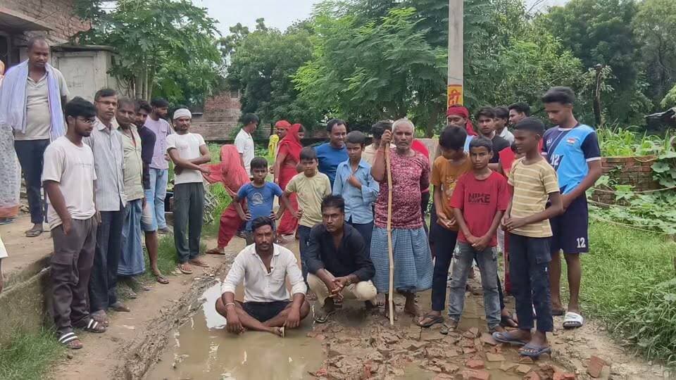 मुहम्मदाबाद गोहना का सबसे पिछड़ा गांव जसड़ा की हालत ऐसी की पानी में बैठकर विरोध कर रहे युवा और सड़क मरम्मत न होने पर आत्मदाह की दे रहे चेतावनी .....
#RajivRai #MuhammadabadGohna #dharmsinghgautam #अखिलेश #सपा #CMYogiAdityanath