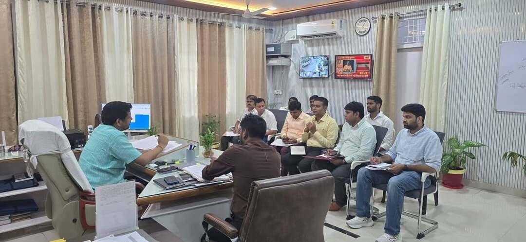 नगर निकायों में स्वच्छता व्यवस्था एवं शासन की योजनाओं को शत-प्रतिशत पूर्ण कराने के निर्देश
अपर जिलाधिकारी/प्रभारी अधिकारी स्थानीय निकाय प्रवेंद्र कुमार की अध्यक्षता में जनपद के समस्त नगर निकायों द्वारा कराए जा रहे कार्यों की समीक्षा बैठक अपर जिलाधिकारी कार्यालय में संपन्न हुई।
बैठक में अपर जिलाधिकारी ने सभी अधिशासी अधिकारियों को घर-घर कचरा संग्रहण, गीले एवं सूखे कचरे का पृथक्करण, शौचालयों की साफ-सफाई तथा सार्वजनिक स्थलों की स्वच्छता पर विशेष ध्यान देने के निर्देश दिए। उन्होंने स्पष्ट कहा कि कूड़ा निस्तारण एवं साफ-सफाई में किसी भी प्रकार की लापरवाही बर्दाश्त नहीं की जाएगी तथा लापरवाही पाए जाने पर संबंधित अधिशासी अधिकारी की जिम्मेदारी तय की जाएगी।
उन्होंने नगरीय निकायों में कर एवं करेत्तर देयों की शत-प्रतिशत वसूली तथा 15वें वित्त आयोग एवं अवस्थापना निधि से स्वीकृत कार्यों को समयबद्ध रूप से पूर्ण कराने के निर्देश दिए। बैठक में वंदन योजना, मुख्यमंत्री नगर सृजन योजना, मुख्यमंत्री वैश्विक नगरोदय योजना, पंडित दीनदयाल नगर विकास योजना, आकांक्षी योजना सहित अन्य योजनाओं की प्रगति की भी समीक्षा की गई।
इसके साथ ही निराश्रित गोवंश के लिए गौशालाओं में भूसा-चारा आदि की समुचित व्यवस्था सुनिश्चित करने, प्रधानमंत्री आवास योजना (शहरी) 2.0 एवं पीएम स्वनिधि योजना में अपेक्षित प्रगति लाने तथा सभी नगर निकायों में पॉलीथिन जब्ती एवं जागरूकता अभियान प्रभावी ढंग से संचालित करने के निर्देश दिए गए।
बैठक में जनपद के समस्त नगर निकायों के अधिशासी अधिकारीगण उपस्थित रहे।