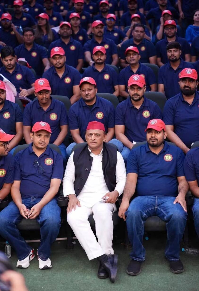 समाजवादी छात्र सभा का नया ड्रेस कोड लागू...आखिर नीले रंग को क्यों मिली वरीयता???
#अखिलेश
#सपा