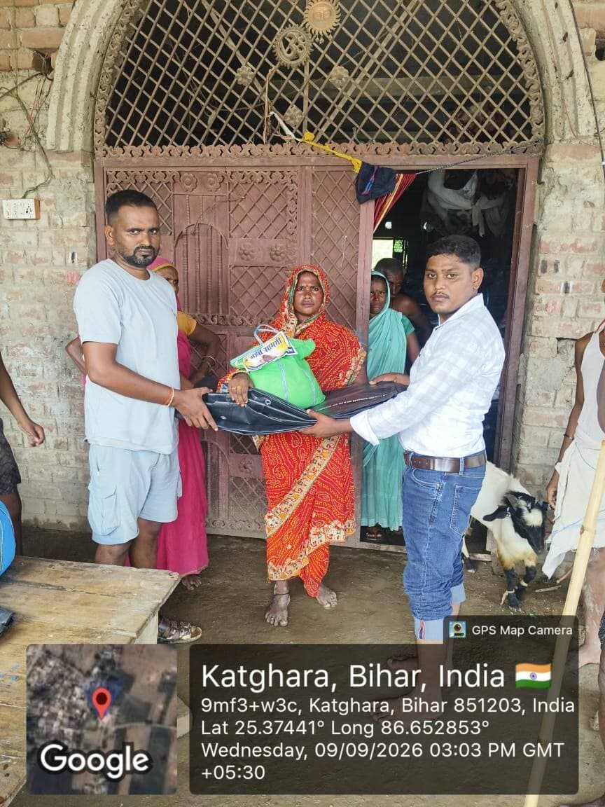 जिला पदाधिकारी खगड़िया के निर्देशानुसार बाढ़ प्रभावित क्षेत्र कटघरा (खगड़िया) में प्रशासनिक टीम द्वारा युद्धस्तर पर राहत कार्य संचालित करते हुए चिन्हित पीड़ित परिवारों के बीच पैकेटबंद सूखा राहत सामग्री एवं पॉलीथिन शीट्स का सुचारू वितरण किया गया। बारिश व जलजमाव से बचाव के लिए बांटी गई इस सामग्री का उद्देश्य विस्थापित परिवारों को त्वरित राहत और अस्थायी आश्रय प्रदान करना है। प्रशासन स्थिति पर निरंतर पैनी नजर बनाए हुए है ताकि प्रत्येक जरूरतमंद तक समय पर आवश्यक सहायता पहुंचाई जा सके।