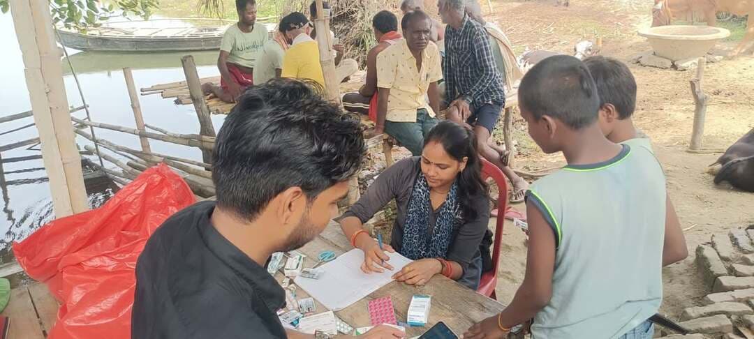 खगड़िया: मोरकाही में बाढ़ पीड़ितों के लिए स्वास्थ्य जांच शिविर आयोजित
खगड़िया जिले के बाढ़ प्रभावित मोरकाही इलाके में स्वास्थ्य विभाग की टीम द्वारा विशेष मेडिकल कैंप लगाकर स्थानीय ग्रामीणों की जांच की गई। इस दौरान डॉक्टरों और स्वास्थ्यकर्मियों ने बच्चों, बुजुर्गों सहित प्रभावित लोगों के स्वास्थ्य की स्थिति का जायजा लेकर उन्हें उचित चिकित्सीय परामर्श दिया। साथ ही, बाढ़ के बाद फैलने वाली संक्रामक व जलजनित बीमारियों से बचाव के लिए मौके पर ही जरूरतमंदों को निःशुल्क आवश्यक दवाइयां वितरित की गईं।