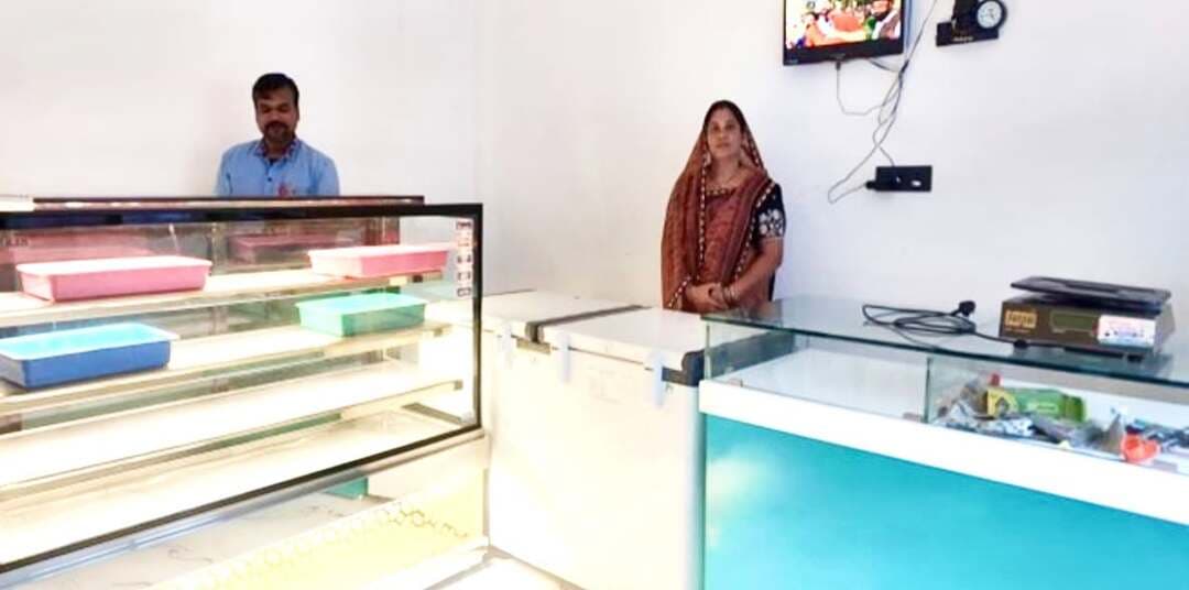 "सफलता की कहानी"
प्रधानमंत्री मत्स्य संपदा योजना से स्वरोजगार को मिली नई पहचान
खुले में मछली विक्रय से आधुनिक फिश कियोस्क संचालन तक श्रीमती संध्या कुशमरिया की आत्मनिर्भरता की कहानी
=============================================================
आत्मनिर्भरता की राह पर आगे बढ़ने के लिए हमेशा बड़े अवसरों की जरूरत नहीं होती, कई बार सही समय पर मिला छोटा सहयोग भी जीवन में बड़ा बदलाव ला देता है। ऐसी ही प्रेरणादायक कहानी है छिंदवाड़ा जिले के चौरई विकासखण्ड के ग्राम चाँद की श्रीमती संध्या कुशमरिया की, जिन्होंने अपने पारंपरिक मछली विक्रय व्यवसाय को प्रधानमंत्री मत्स्य संपदा योजना के सहयोग से एक व्यवस्थित और स्थायी स्वरोजगार में बदल दिया।
श्रीमती संध्या लंबे समय से मछली विक्रय का कार्य कर रही थीं। पहले वे छिंदवाड़ा रोड के किनारे स्थित मछली बाजार में खुले स्थान पर मछली बेचती थीं। सीमित सुविधाओं के बीच व्यवसाय संचालित करना उनके लिए आसान नहीं था। मौसम की मार, स्वच्छता की समस्या, मछली को सुरक्षित रखने में कठिनाई और ग्राहकों के लिए उचित व्यवस्था का अभाव उनके व्यवसाय के सामने बड़ी चुनौतियां थीं। इन परिस्थितियों में उनकी मछली बिक्री लगभग 10 से 15 किलोग्राम प्रतिदिन तक सीमित थी और मासिक आय लगभग ₹8,000 से ₹10,000 थी।
योजना ने बदली व्यवसाय की तस्वीर - श्रीमती संध्या को मत्स्योद्योग विभाग की प्रधानमंत्री मत्स्य संपदा योजना की मदद से फिश कियोस्क स्थापित करने का अवसर मिला। कुल ₹10 लाख की इकाई लागत में उन्हें ₹6 लाख की अनुदान सहायता प्राप्त हुई।
फिश कियोस्क स्थापित होने के बाद उनके व्यवसाय को एक नई दिशा मिली। अब वे उसी छिंदवाड़ा रोड स्थित मछली बाजार में खुले स्थान के बजाय अपने व्यवस्थित फिश कियोस्क के माध्यम से मछली का विक्रय कर रही हैं।
कियोस्क के माध्यम से मछली बिक्री की व्यवस्था अधिक स्वच्छ, व्यवस्थित और आकर्षक हुई। इससे ग्राहकों का भरोसा बढ़ा और व्यवसाय का विस्तार भी हुआ।
आज श्रीमती संध्या लगभग 30 से 40 किलोग्राम मछली प्रतिदिन बेच रही हैं। उनकी औसत मासिक आय बढ़कर दोगुनी से अधिक लगभग ₹25,000 प्रति माह हो गई है। इस तरह योजना के सहयोग से न केवल उनके व्यवसाय का स्तर बढ़ा, बल्कि उनकी आय में भी उल्लेखनीय वृद्धि हुई।
फिश कियोस्क ने श्रीमती संध्या के लिए केवल मछली बेचने की जगह उपलब्ध नहीं कराई, बल्कि उनके व्यवसाय को स्थायित्व और सम्मान भी दिया। अब वे अपने व्यवसाय का संचालन अधिक आत्मविश्वास के साथ स्वयं कर रही हैं और परिवार की आर्थिक स्थिति को मजबूत करने में महत्वपूर्ण योगदान दे रही हैं।
छिंदवाड़ा रोड के किनारे खुले में मछली बेचने से लेकर अपने फिश कियोस्क तक का सफर श्रीमती संध्या कुशमरिया की आर्थिक आत्मनिर्भरता की कहानी है। प्रधानमंत्री मत्स्य संपदा योजना के सहयोग से उन्होंने न केवल अपने व्यवसाय को नई पहचान दी, बल्कि यह भी दिखाया कि महिलाएं मत्स्य क्षेत्र में आगे बढ़कर अपने परिवार की आर्थिक मजबूती और आत्मनिर्भरता में महत्वपूर्ण भूमिका निभा सकती हैं।