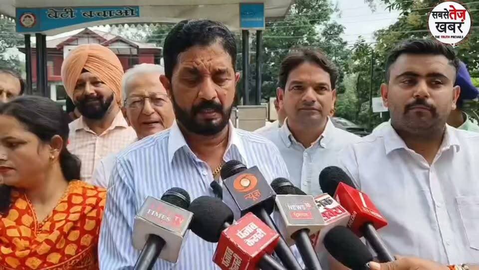 नाहन:सिरमौर में चि*ट्टा और न*शे के बढ़ते कारोबार पर आदर्श संस्था ने जताई चिंता, डीसी को सौं*पा ज्ञापन - तस्करों पर कड़ी कार्रवाई की मांग..