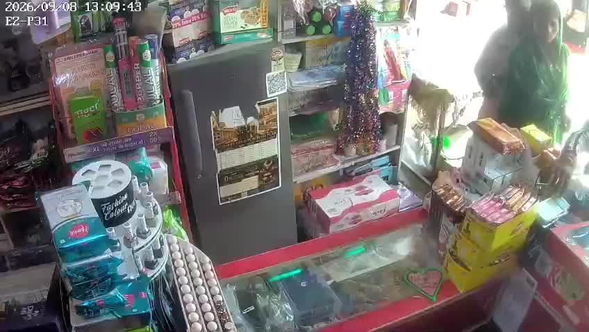 CCTV में महिला को रोकता दिखा दुकानदार, बैग चोरी का लगाया आरोप