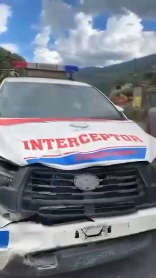इंटरसेप्टर वाहन की टक्कर से स्कूटी सवार दो युवक गंभीर घायल।
कर्णप्रयाग-ग्वालदम राष्ट्रीय राजमार्ग पर पंती स्थित गुरु राम राय पब्लिक स्कूल के समीप बुधवार को इंटरसेप्टर वाहन की टक्कर से स्कूटी सवार विद्युत विभाग के दो संविदा कर्मचारी गंभीर रूप से घायल हो गए।
दोनों को प्राथमिक स्वास्थ्य केंद्र नारायणबगड़ में प्राथमिक उपचार के बाद हायर सेंटर रेफर कर दिया गया।
जानकारी के अनुसार यूपीसीएल कार्यालय पंती में कार्यरत अनिल रावत (37) पुत्र लखपत सिंह रावत, निवासी कोठियाल गांव, गोपेश्वर और लक्ष्मण पनखोली (42) पुत्र खीम सिंह, निवासी नैगवाड़ गोपेश्वर। लंच के बाद स्कूटी से कार्यालय की ओर जा रहे थे,इसी दौरान थराली की ओर से आ रहा इंटरसेप्टर वाहन अचानक विपरीत दिशा में चला गया और स्कूटी को टक्कर मार दी।
हादसे में दोनों युवक सड़क पर गिरकर गंभीर रूप से घायल हो गए। आसपास मौजूद लोगों ने उन्हें तत्काल पीएचसी नारायणबगड़ पहुंचाया।
चिकित्सकों ने प्राथमिक उपचार के बाद दोनों की गंभीर स्थिति को देखते हुए हायर सेंटर रेफर कर दिया।
नारायणबगड़ चौकी प्रभारी देवेंद्र भारती ने बताया कि दोनों घायल विद्युत विभाग में संविदा कर्मचारी हैं।
प्रारंभिक पूछताछ में इंटरसेप्टर वाहन चालक ने बताया कि उसे नींद की झपकी आ गई थी, जिससे वाहन अनियंत्रित होकर दूसरी दिशा में चला गया। पुलिस ने मामले की जांच शुरू कर दी है।