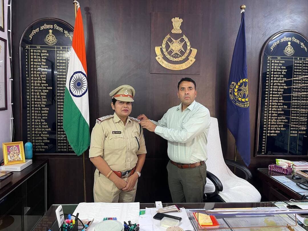 मुरैना—पुलिस अधीक्षक धर्मराज मीना ने दो उप निरीक्षकों को तीसरा स्टार लगाकर निरीक्षक पद पर पदोन्नत किया। कैलारस थाने के जितेंद्र शर्मा और स्टेशन रोड थाना की शिवानी जादौन को पदोन्नति पर शुभकामनाएं दी गईं।