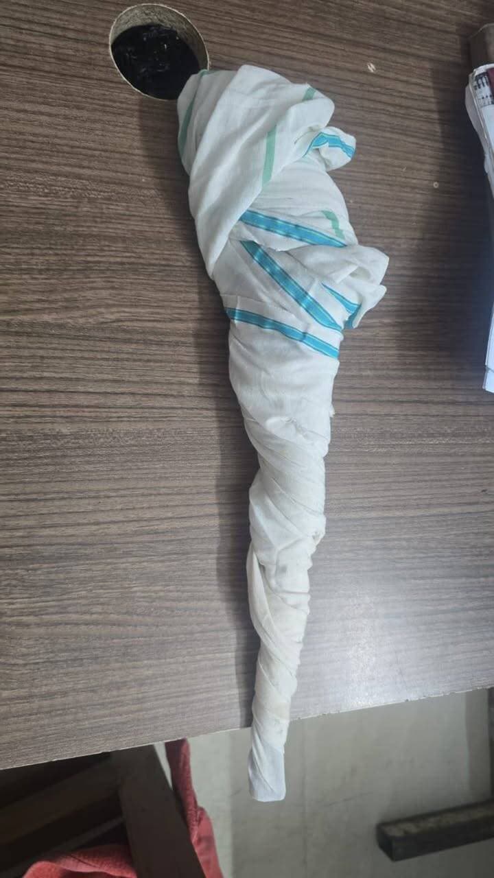 मुरैना—जौरा में पेट्रोल पंप पर फायरिंग के मामले में पुलिस ने एक आरोपी को गिरफ्तार किया है। आरोपी देवा उर्फ देवेंद्र बघेल को मुखबिर की सूचना पर पकड़ा गया। पुलिस ने उसके कब्जे से 315 बोर की अधिया और एक जिंदा राउंड बरामद किया है। मामले में आर्म्स एक्ट की धाराएं भी बढ़ाई गई हैं।