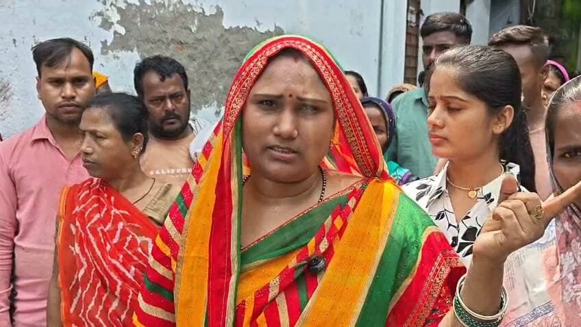 जनप्रतिनिधि और जिम्मेदार दोनों की उपेक्षा से नाराज जनता का फूटा गुस्सा