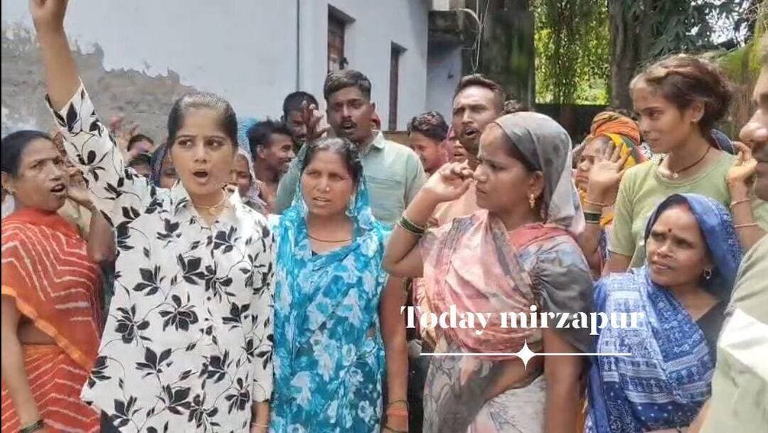 🏠 आवास नहीं मिलने से नाराज लोगों का प्रदर्शन
मिर्जापुर। आवास का लाभ नहीं मिलने से नाराज विंध्याचल और नगर क्षेत्र के लोगों ने बुधवार को जिला नगरीय विकास कार्यालय पर प्रदर्शन किया। प्रदर्शनकारियों का आरोप है कि उन्होंने तीन-तीन साल पहले आवास के लिए आवेदन किया था, लेकिन अब तक उन्हें आवास की किस्त नहीं मिली है।
लोगों ने कहा कि वे लगातार कार्यालय के चक्कर लगा रहे हैं, लेकिन अधिकारी और कर्मचारी संतोषजनक जानकारी नहीं देते। उन्हें यह कहकर वापस कर दिया जाता है कि अभी बजट नहीं आया है, बजट आने के बाद खाते में किस्त भेज दी जाएगी। प्रदर्शनकारियों ने जल्द आवास की किस्त जारी कराने की मांग की।
#TodayMirzapur #मिर्जापुर #आवास_योजना #प्रदर्शन #विंध्याचल #नगर_क्षेत्र