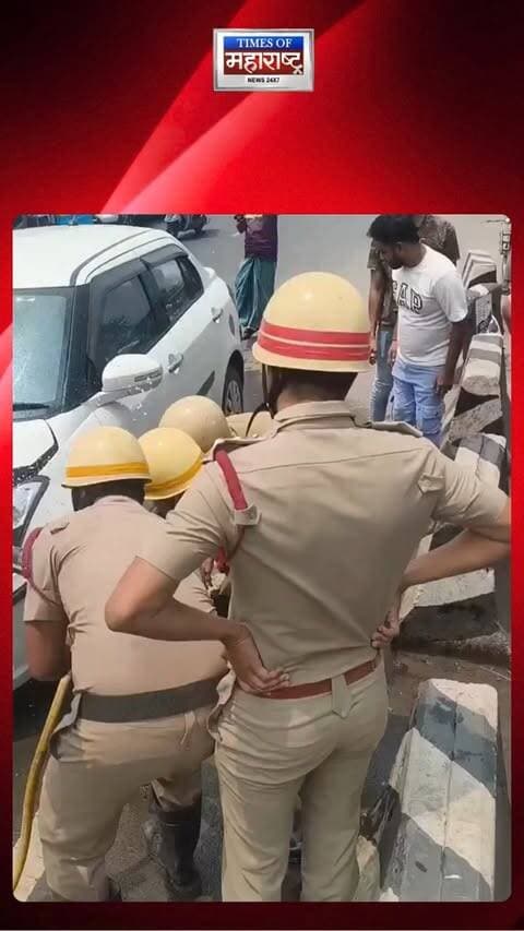 पश्चिम बंगालमधील हावडा येथे झारखंड क्रमांकाच्या कारला महामार्गावर अचानक आग लागली. चालक कार सोडून फरार झाला. घटनास्थळी पोहोचलेल्या पोलिसांना आणि अग्निशमन दलाला कारच्या बोनटमध्ये लपवलेले गांजाचे पुडे आढळले. आगीमुळे हे गुपित उघड झाले.
#Howrah#WestBengal#Ganja#CrimeNews#ViralNews