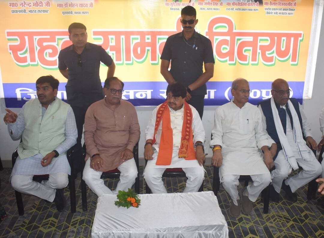 बाढ़ प्रभावितों को राहत: नगरीय प्रशासन मंत्री ने बांटे चेक, राशन और शैक्षणिक सामग्री
नगरीय विकास एवं आवास मंत्री श्री Kailash Vijayvargiya ने बुधवार को चित्रकूट पहुंचकर बाढ़ प्रभावित परिवारों से मुलाकात की और राहत सामग्री वितरित की। उन्होंने बाढ़ से प्रभावित 5 परिवारों को ₹1.20 लाख की सहायता राशि के चेक प्रदान किए। इसके साथ ही बच्चों को स्कूल बैग, कॉपी-किताबें और अन्य शैक्षणिक सामग्री वितरित की गई। मंत्री ने प्रभावित परिवारों को राशन और कंबल भी बांटे। उन्होंने कहा कि आपदा की इस घड़ी में सरकार प्रभावित परिवारों के साथ खड़ी है और उन्हें हरसंभव मदद उपलब्ध कराई जाएगी।
CM Madhya Pradesh
Dr Mohan Yadav
#JansamparkMP
#सतना