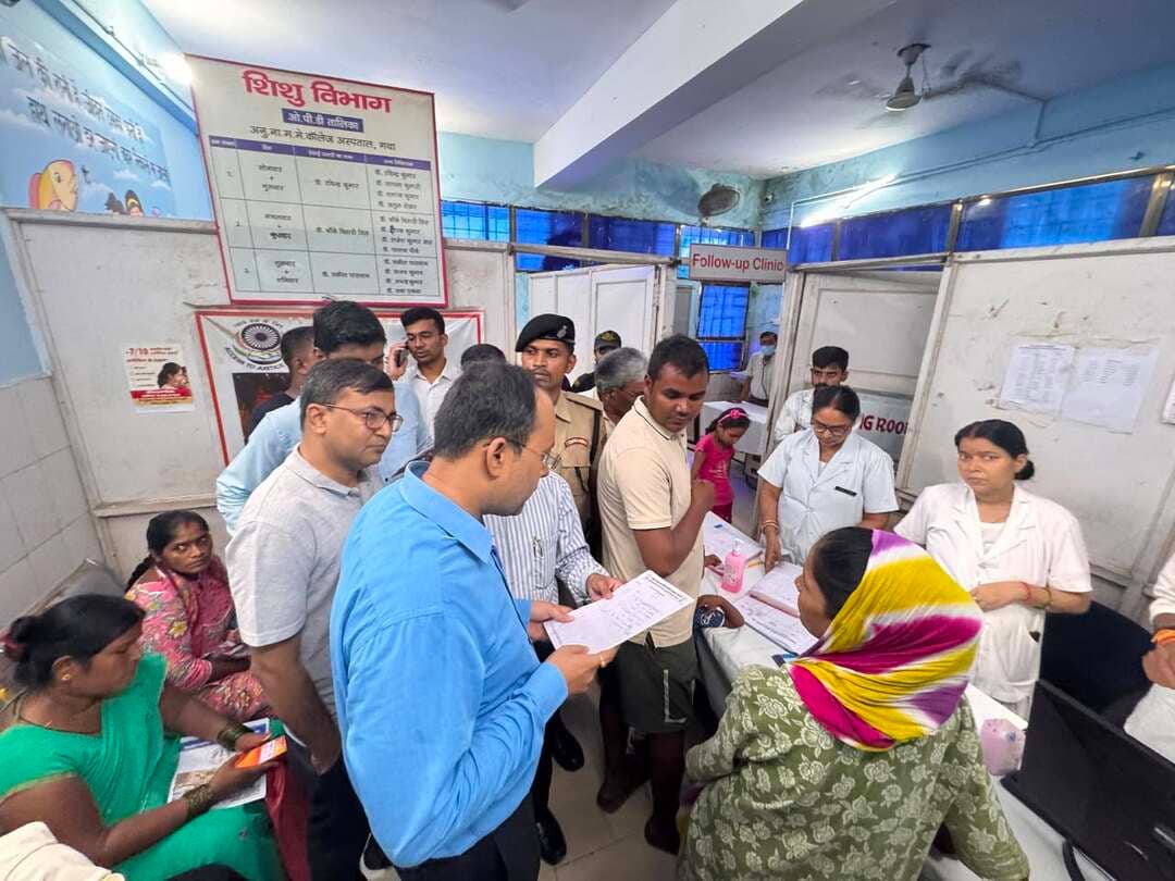 *मगध मेडिकल अस्पताल में व्यवस्था सुधार को लेकर डीएम सख्त*
*साफ-सफाई में कमी पर छह हॉस्पिटल एवं हेल्थ मैनेजर से स्पष्टीकरण, वेतन बंद करने का निर्देश*
*10 दिनों में अपेक्षित सुधार नहीं होने पर विभागीय कार्रवाई की चेतावनी*
गया, 09 सितंबर 2026, जिला पदाधिकारी गया श्री शशांक शुभंकर द्वारा आज मगध मेडिकल अस्पताल का विस्तृत निरीक्षण किया गया। निरीक्षण के दौरान अस्पताल परिसर एवं विभिन्न वार्डों में साफ-सफाई, जलजमाव, प्रकाश व्यवस्था, चिकित्सकीय सुविधाओं, दवा की उपलब्धता, मरीजों को दिए जाने वाले भोजन, डॉक्टरों की उपस्थिति सहित अन्य व्यवस्थाओं का जायजा लिया गया।
अस्पताल परिसर में साफ-सफाई की स्थिति में अपेक्षित सुधार नहीं पाए जाने पर जिला पदाधिकारी ने कड़ी नाराजगी व्यक्त की। उन्होंने अस्पताल में कार्यरत सभी 6 हॉस्पिटल मैनेजर एवं हेल्थ मैनेजर से स्पष्टीकरण पूछने तथा उनके वेतन को तत्काल प्रभाव से बंद करने का निर्देश दिया। उन्होंने स्पष्ट रूप से कहा कि अस्पताल की व्यवस्थाओं में अगले 10 दिनों के अंदर अपेक्षित सुधार सुनिश्चित किया जाए। निर्धारित अवधि में सुधार नहीं होने की स्थिति में संबंधित के विरुद्ध विभागीय कार्रवाई प्रारंभ करने की चेतावनी दी गई।
निरीक्षण के दौरान अस्पताल भवन के प्रवेश द्वार पर बारिश का पानी जमा पाया गया। जिला पदाधिकारी ने तत्काल जल निकासी सुनिश्चित कराने तथा प्रवेश द्वार के आसपास पेवर ब्लॉक बिछाने का निर्देश बीएमएसआईसीएल की एजेंसी को दिया। उन्होंने अस्पताल परिसर का समग्र निरीक्षण करते हुए जहां-कहीं भी कमी पाई जाए, उसकी सूची तैयार कर प्राथमिकता के आधार पर उसे दुरुस्त कराने का निर्देश दिया।
जिला पदाधिकारी ने अस्पताल परिसर में जलजमाव की समस्या वाले सभी स्थानों को चिन्हित कर उसका स्थायी समाधान सुनिश्चित करने का निर्देश दिया। इमरजेंसी मेडिसिन वार्ड में खराब पंखे एवं एयर कंडीशन, एमसीएच वार्ड में खराब एयर कंडीशन सहित अन्य तकनीकी कमियों को तत्काल दूर करने का निर्देश दिया गया। साथ ही अस्पताल परिसर में जहां कहीं भी ब्लैक स्पॉट हैं, वहां अतिरिक्त प्रकाश की व्यवस्था करने सहित सभी चिन्हित कमियों को अगले 7 दिनों के अंदर दूर करने का निर्देश दिया गया।
*अस्पताल परिसर में निजी एंबुलेंस के प्रवेश पर रोक*
निरीक्षण के दौरान अस्पताल परिसर में निजी एंबुलेंस खड़े पाए जाने पर जिला पदाधिकारी ने कड़ी आपत्ति जताई। उन्होंने अस्पताल प्रशासन को स्पष्ट निर्देश दिया कि किसी भी परिस्थिति में निजी एंबुलेंस को अस्पताल परिसर में प्रवेश नहीं करने दिया जाए। उन्होंने अनुमंडल पदाधिकारी सदर एवं पुलिस उपाधीक्षक नगर को निर्देश दिया कि आज ही विशेष अभियान चलाकर अस्पताल परिसर में खड़े निजी एंबुलेंस को बाहर कराया जाए तथा नियम के अनुरूप आवश्यक कार्रवाई सुनिश्चित की जाए।
*दवाओं की उपलब्धता की ली जानकारी*
जिला पदाधिकारी ने नवजात शिशु ओपीडी वार्ड का भी निरीक्षण किया। उन्होंने चिकित्सक द्वारा बच्चों के लिए लिखी जा रही दवाओं का अवलोकन किया तथा अस्पताल में उपलब्ध दवाओं एवं मरीजों को बाहर से खरीदनी पड़ रही दवाओं की विस्तृत जानकारी ली। उन्होंने अधीक्षक, मगध मेडिकल अस्पताल को निर्देश दिया कि मरीजों के लिए आवश्यक सभी बेसिक दवाओं की पर्याप्त उपलब्धता अस्पताल में सुनिश्चित रखी जाए, ताकि मरीजों को अनावश्यक रूप से बाहर से दवा खरीदने की आवश्यकता न पड़े।
*प्रतिदिन निर्धारित कलर कोड के अनुसार बदली जाए बेडशीट*
निरीक्षण के दौरान जिला पदाधिकारी ने वार्डों में बेडशीट की व्यवस्था की भी समीक्षा की। उन्होंने बताया कि राज्य सरकार के स्तर से प्रत्येक दिन के लिए अलग-अलग कलर कोडिंग के अनुसार बेडशीट बदलने के संबंध में निर्देश जारी हैं। उन्होंने अस्पताल प्रशासन एवं सभी हॉस्पिटल मैनेजर को निर्देश दिया कि निर्धारित कलर कोड के अनुसार प्रतिदिन प्रत्येक बेड की चादर/बेडशीट बदली जाए और इसका प्रभावी अनुपालन सुनिश्चित किया जाए।
सभी वार्डों में साफ-सफाई की स्थिति पर नाराजगी व्यक्त करते हुए जिला पदाधिकारी ने सख्त निर्देश दिया कि साफ-सफाई की गुणवत्ता से किसी भी स्तर पर समझौता नहीं किया जाएगा। उन्होंने सफाई टीम को और बेहतर तरीके से कार्य कराने तथा नियमित मॉनिटरिंग करने का निर्देश दिया। उन्होंने स्पष्ट किया कि कहीं भी सफाई में कमी पाए जाने पर संबंधित एजेंसी के विरुद्ध पेनल्टी की कार्रवाई की जाएगी।
*शौचालयों की सफाई की स्वयं की जांच*
जिला पदाधिकारी ने अस्पताल के विभिन्न वार्डों में स्थित शौचालयों की सफाई व्यवस्था का भी स्वयं घूम-घूमकर निरीक्षण किया। कई स्थानों पर अपेक्षित स्तर की सफाई नहीं पाए जाने पर उन्होंने संबंधित अधिकारियों को तत्काल सुधार कराने का निर्देश दिया। उन्होंने सुलभ सफाई एजेंसी को अस्पताल के सभी शौचालयों में बेहतर एवं नियमित सफाई व्यवस्था सुनिश्चित करने का निर्देश दिया।
*डॉक्टरों की रोस्टर एवं रात्रिकालीन उपस्थिति पर विशेष निगरानी*
जिला पदाधिकारी ने निर्देश दिया कि अस्पताल में प्रतिदिन डॉक्टरों का रोस्टर अस्पताल के सभी प्रमुख एवं सार्वजनिक स्थानों पर प्रदर्शित किया जाए, ताकि मरीजों एवं उनके परिजनों को स्पष्ट रूप से जानकारी मिल सके कि कौन से चिकित्सक किस दिन और किस समय अस्पताल में उपलब्ध रहेंगे।
उन्होंने यह भी निर्देश दिया कि सभी चिकित्सक निर्धारित रोस्टर के अनुसार अपनी ड्यूटी का निर्वहन सुनिश्चित करें। विशेष रूप से रात्रिकालीन अवधि में चिकित्सकों के अनुपस्थित रहने की शिकायतों को गंभीरता से लेते हुए उन्होंने अधीक्षक एवं उपाधीक्षक को निर्देश दिया कि वे प्रतिदिन रात्रि में अस्पताल का औचक निरीक्षण कर रोस्टर के अनुसार चिकित्सकों की उपस्थिति की जांच करें तथा इसकी रिपोर्ट प्रतिदिन जिला पदाधिकारी को उपलब्ध कराएं।
*मरीजों के भोजन की गुणवत्ता में सुधार के निर्देश*
निरीक्षण के दौरान मरीजों को उपलब्ध कराए जा रहे भोजन की गुणवत्ता की भी समीक्षा की गई। जिला पदाधिकारी ने भोजन की गुणवत्ता में और सुधार की आवश्यकता बताते हुए अधीक्षक, मगध मेडिकल अस्पताल को अगले 24 घंटे के अंदर अपेक्षित सुधार सुनिश्चित करने का निर्देश दिया।
जिला पदाधिकारी ने कहा कि मगध मेडिकल अस्पताल में दूर-दराज से बड़ी संख्या में मरीज उपचार के लिए आते हैं। ऐसे में अस्पताल परिसर की साफ-सफाई, दवाओं की उपलब्धता, चिकित्सकों की उपस्थिति, भोजन की गुणवत्ता, पेयजल, शौचालय, प्रकाश एवं अन्य मूलभूत सुविधाओं में किसी प्रकार की लापरवाही स्वीकार नहीं की जाएगी। उन्होंने सभी संबंधित अधिकारियों एवं एजेंसियों को स्पष्ट निर्देश दिया कि मरीजों को बेहतर स्वास्थ्य सुविधाएं उपलब्ध कराने के लिए पूरी जिम्मेदारी एवं संवेदनशीलता के साथ कार्य करें।
Information & Public Relations Department, Government of Bihar CMO Bihar @topfans Zee News News18 Bihar National Department of Health Press Information Bureau - PIB, Government of India